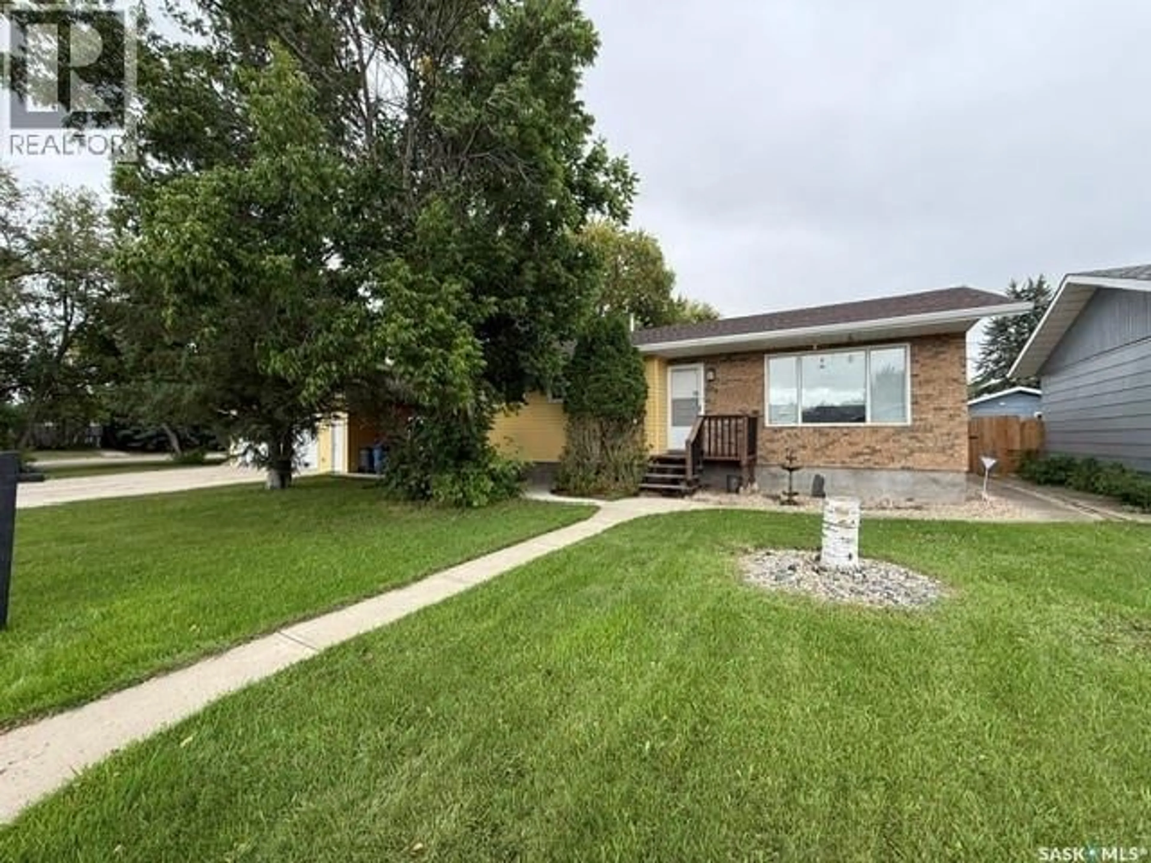 A pic from outside/outdoor area/front of a property/back of a property/a pic from drone, street for 208 EAST AVENUE, Kamsack Saskatchewan S0A1S0
