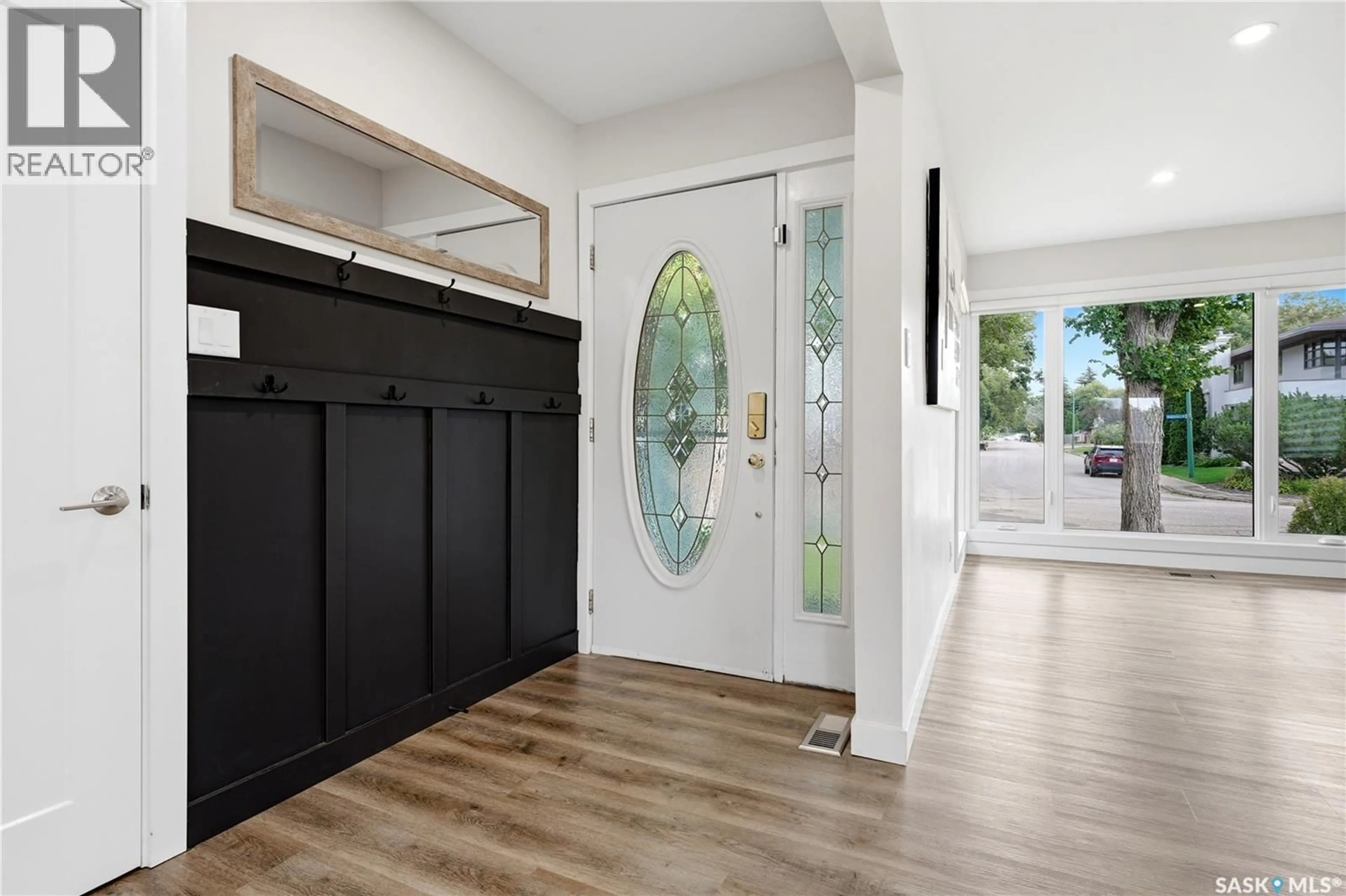 Indoor entryway for 3284 ROBINSON STREET, Regina Saskatchewan S4S1V7