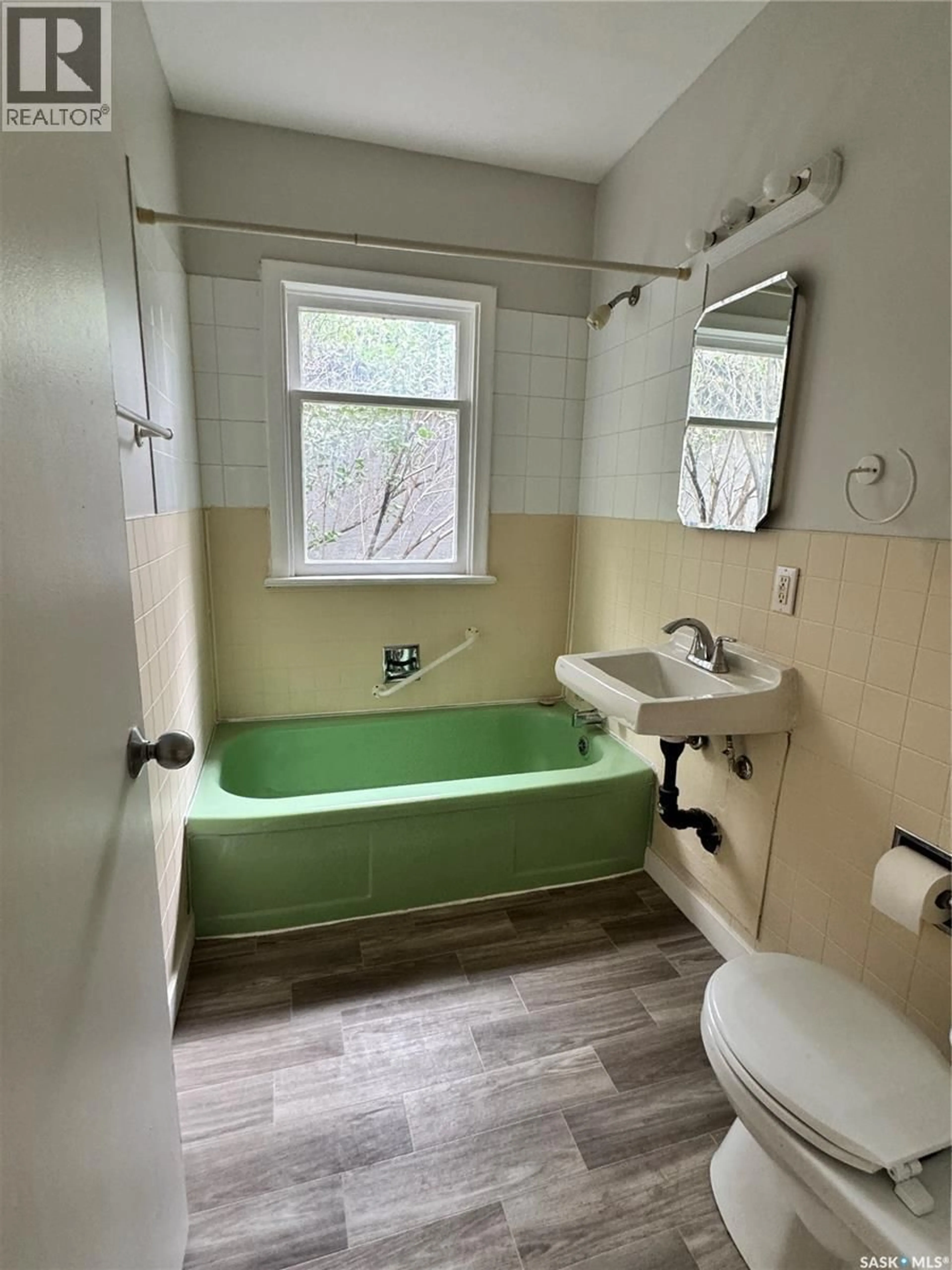 Standard bathroom, unknown for 3804 20TH AVENUE, Regina Saskatchewan S4S0P4