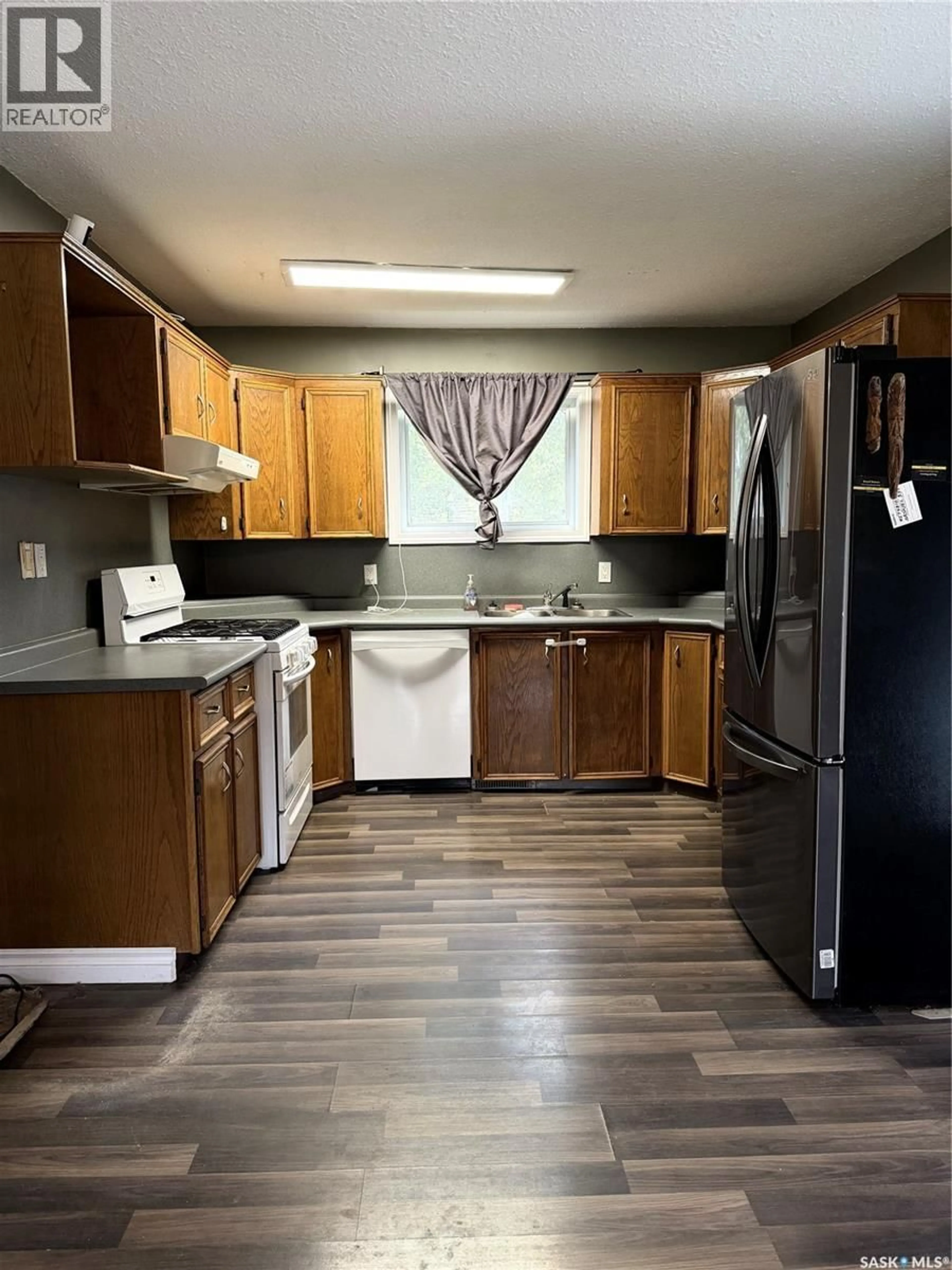Standard kitchen, unknown for 1405 4TH AVENUE, Prince Albert Saskatchewan S6V5R3