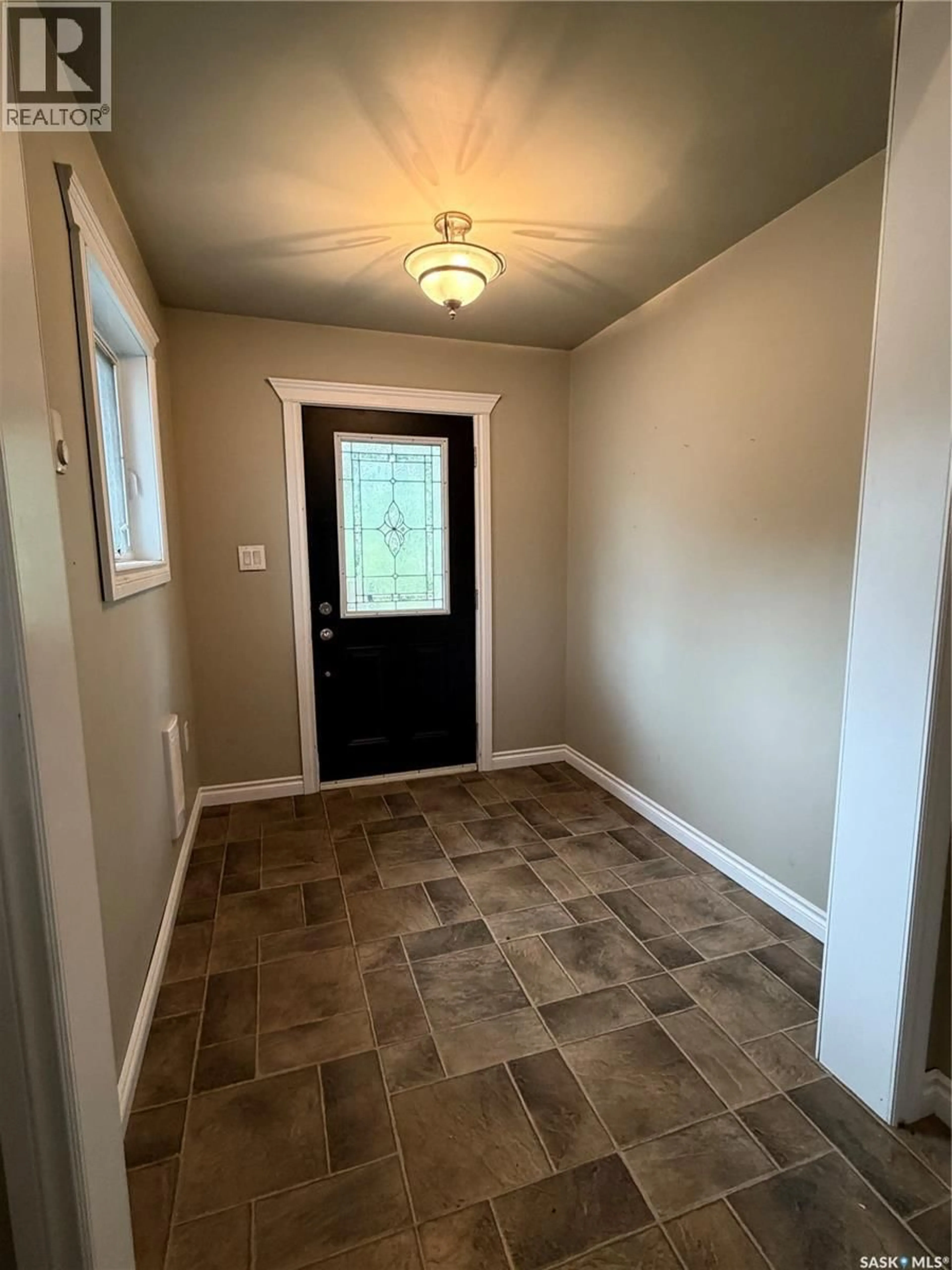Indoor entryway for 1405 4TH AVENUE, Prince Albert Saskatchewan S6V5R3