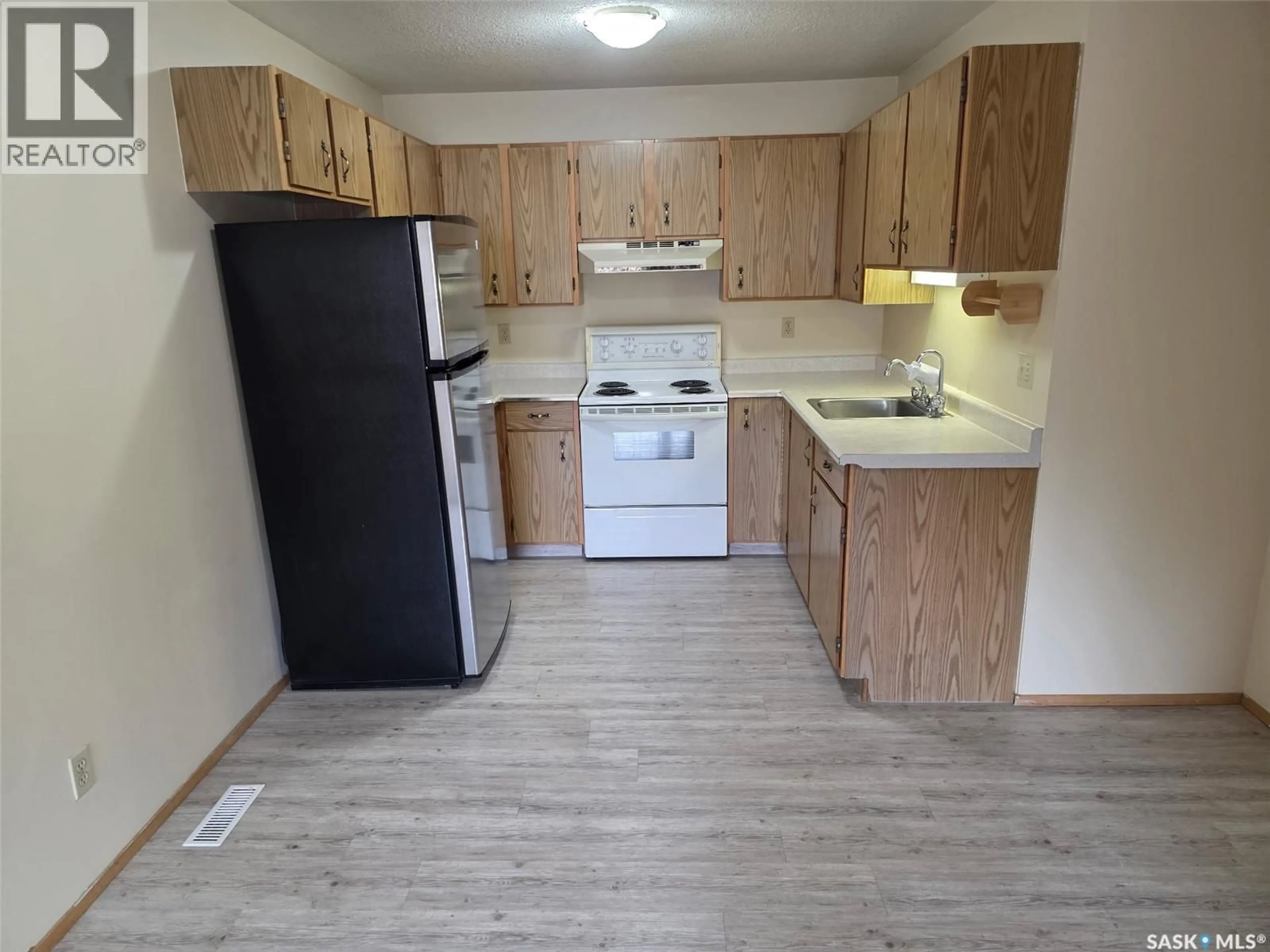 Standard kitchen, wood/laminate floor for 144 CEDAR MEADOW DRIVE, Regina Saskatchewan S4X3J6