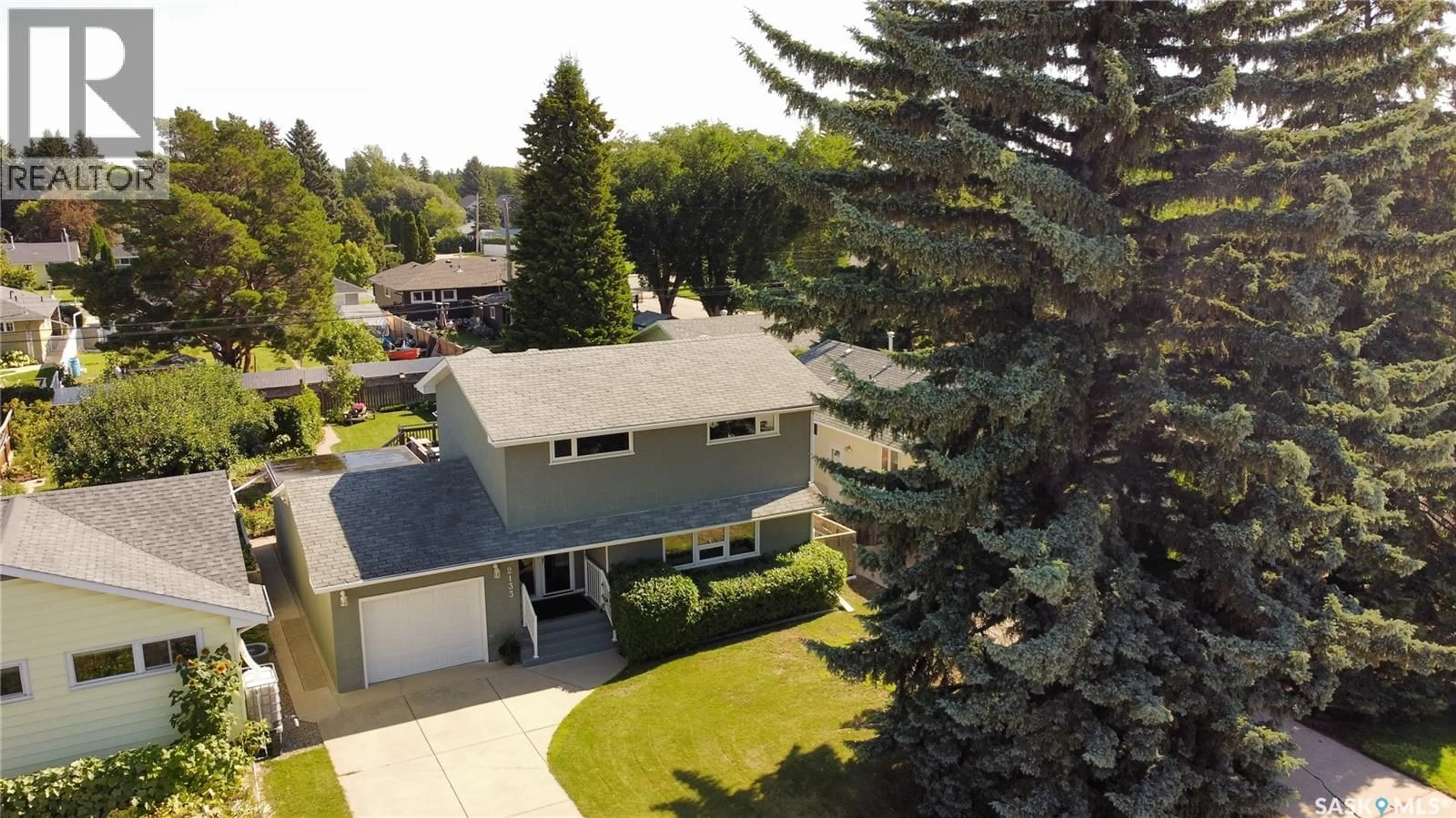 A pic from outside/outdoor area/front of a property/back of a property/a pic from drone, street for 2133 MCKINNON AVENUE, Saskatoon Saskatchewan S7J1N3