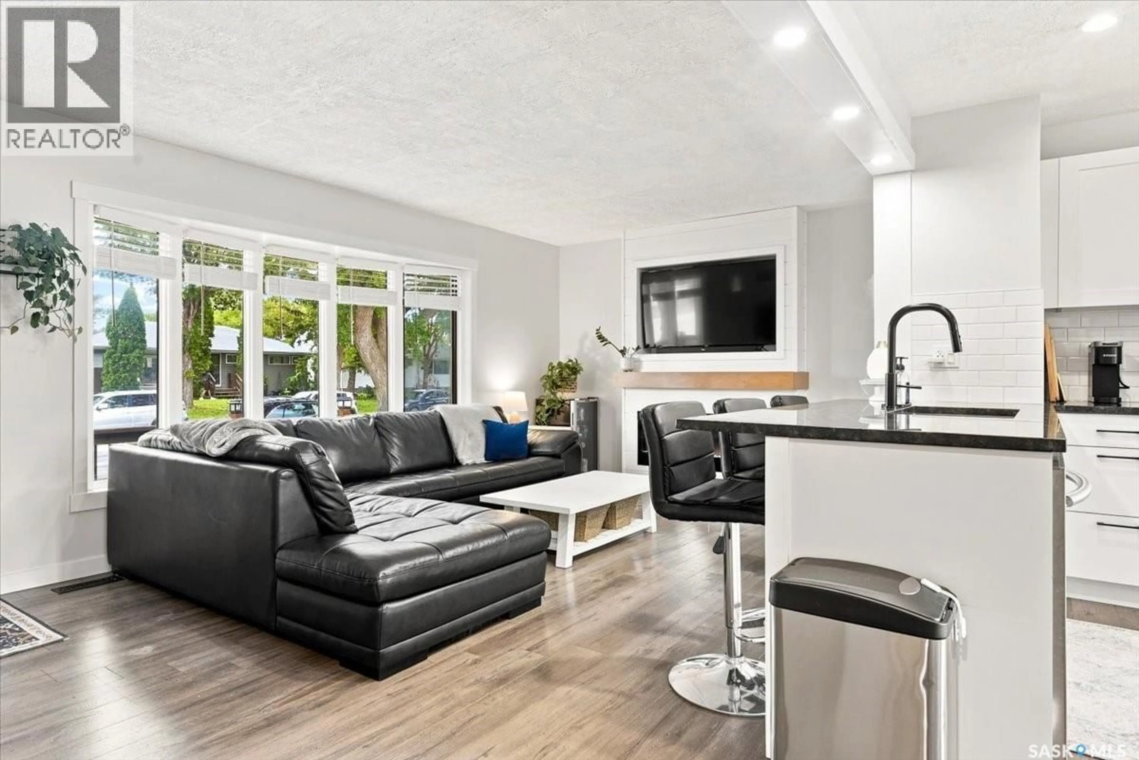 Living room with furniture, unknown for 724 HORACE STREET, Regina Saskatchewan S4T5K6