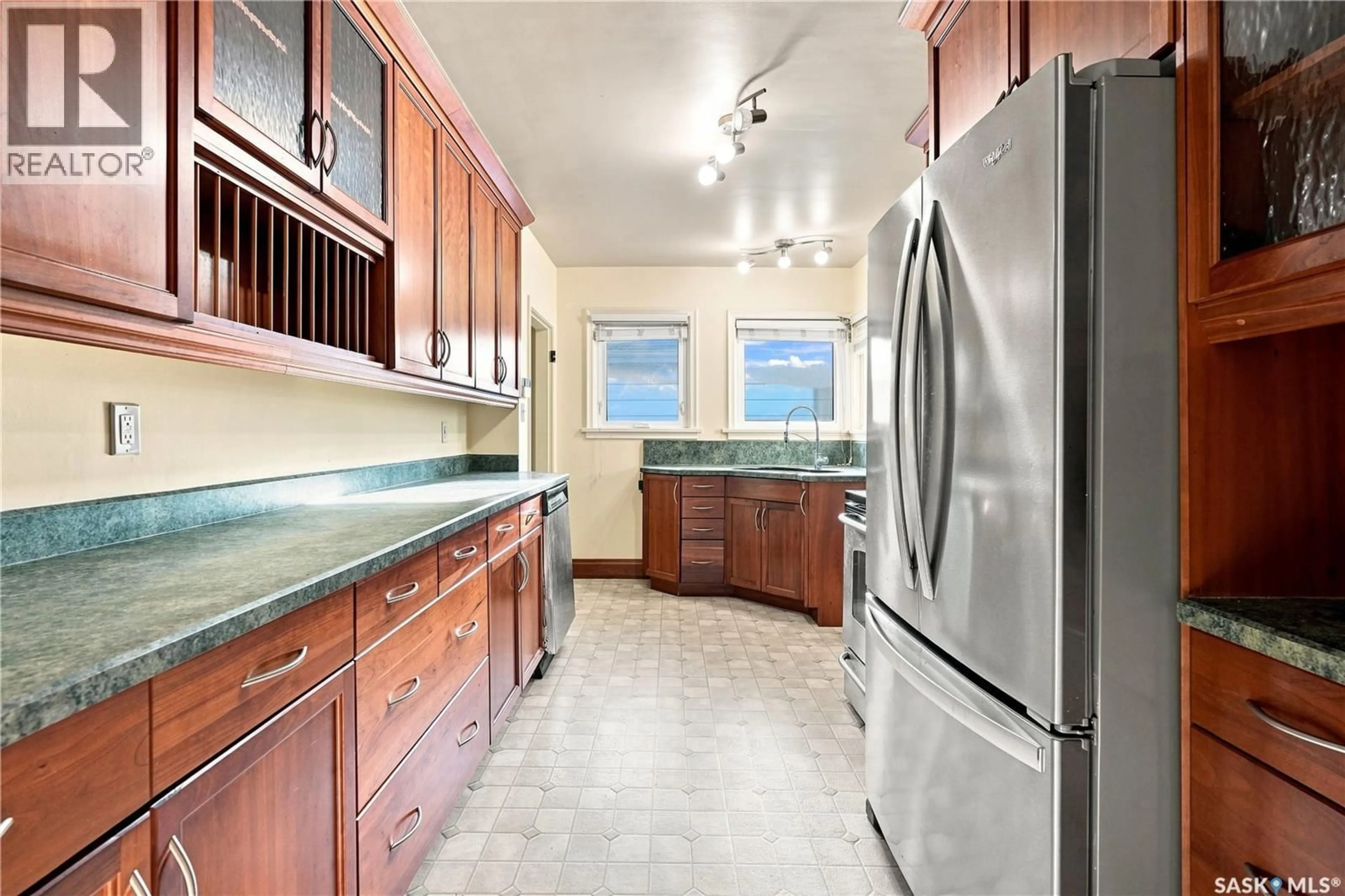 Standard kitchen, ceramic/tile floor for 222 BROADWAY AVENUE, Regina Saskatchewan S4N1B3
