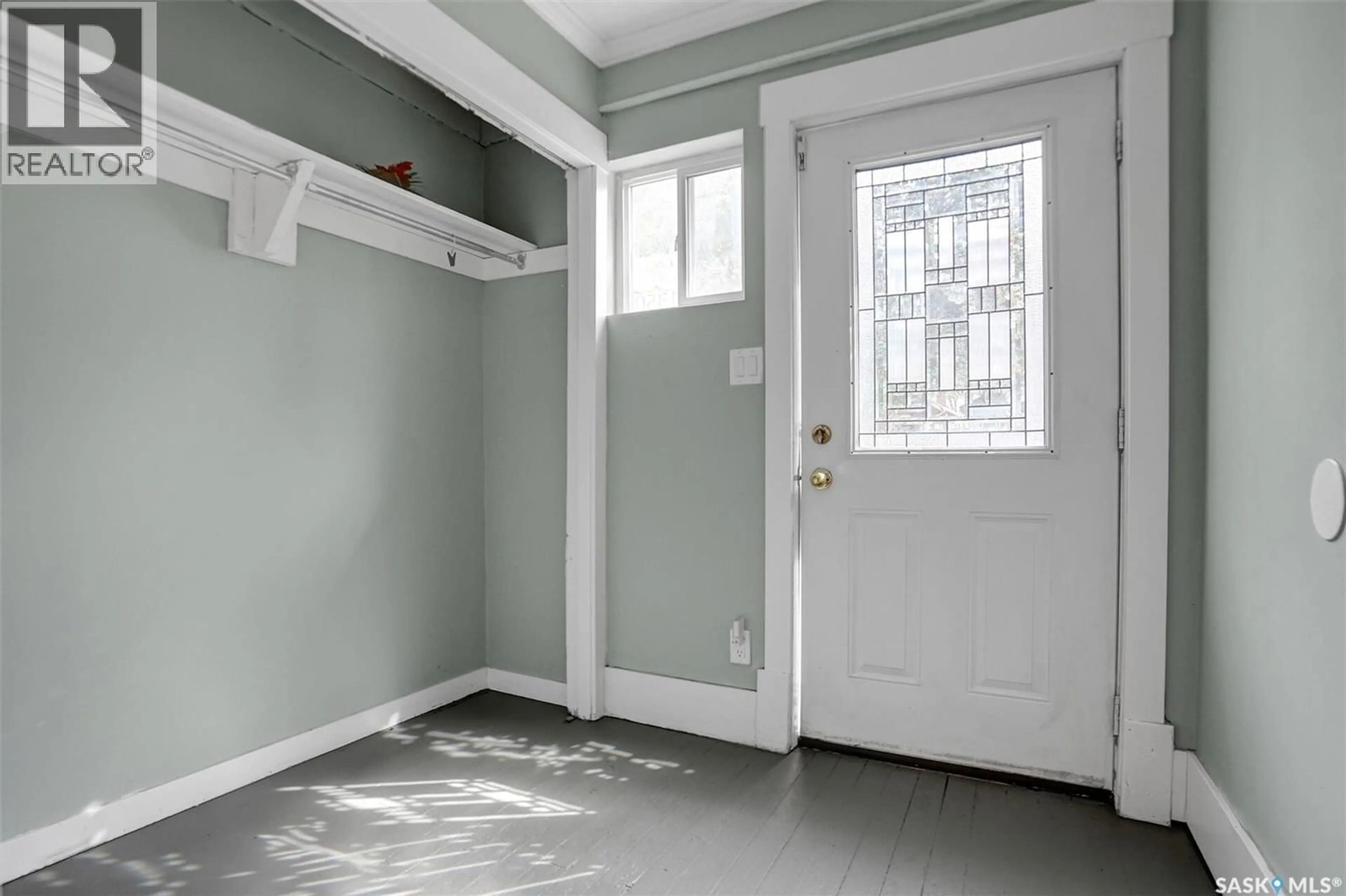 Indoor entryway for 1350 MCTAVISH STREET, Regina Saskatchewan S4T3V9