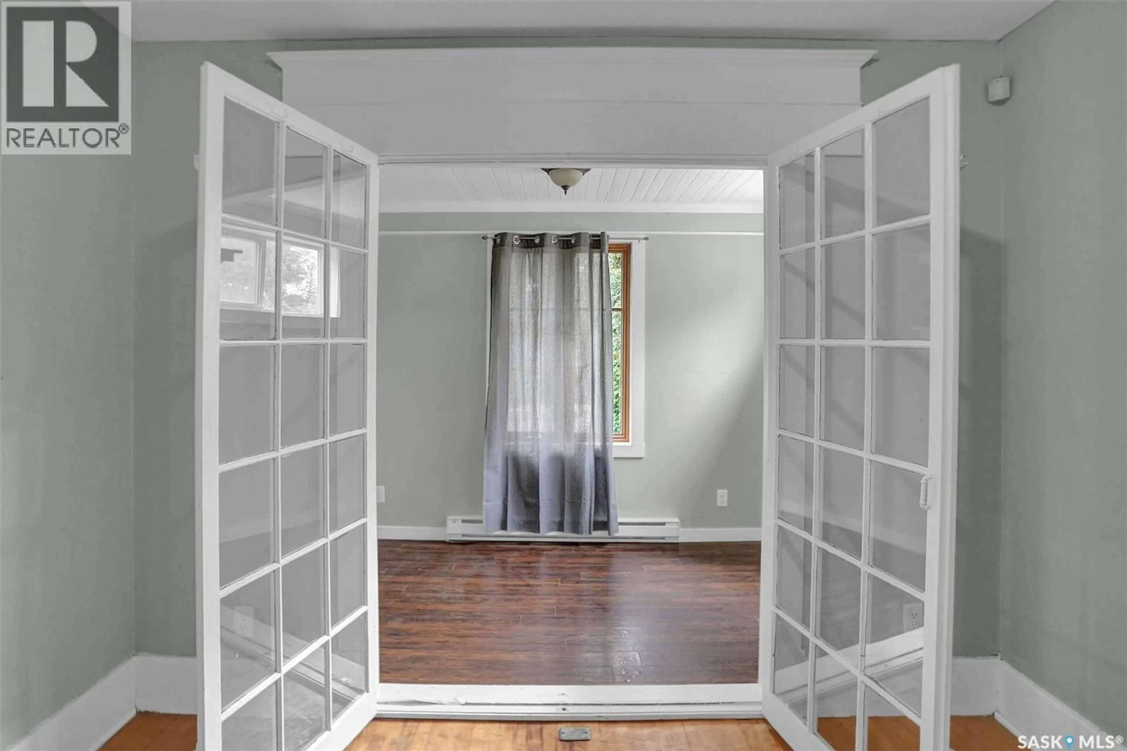 Indoor entryway for 1350 MCTAVISH STREET, Regina Saskatchewan S4T3V9