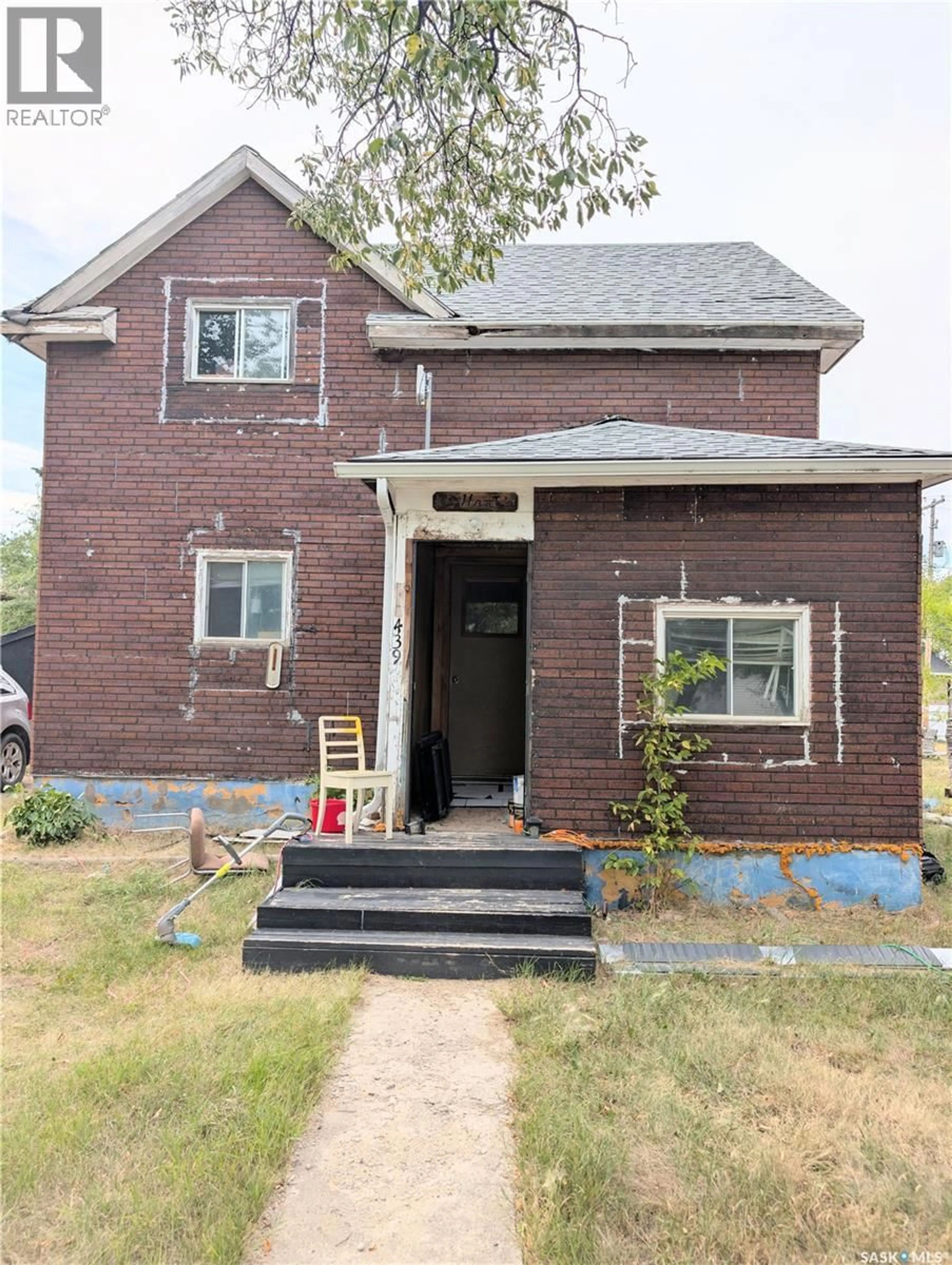 Home with brick exterior material, building for 439 4TH STREET, Shaunavon Saskatchewan S0N2M0