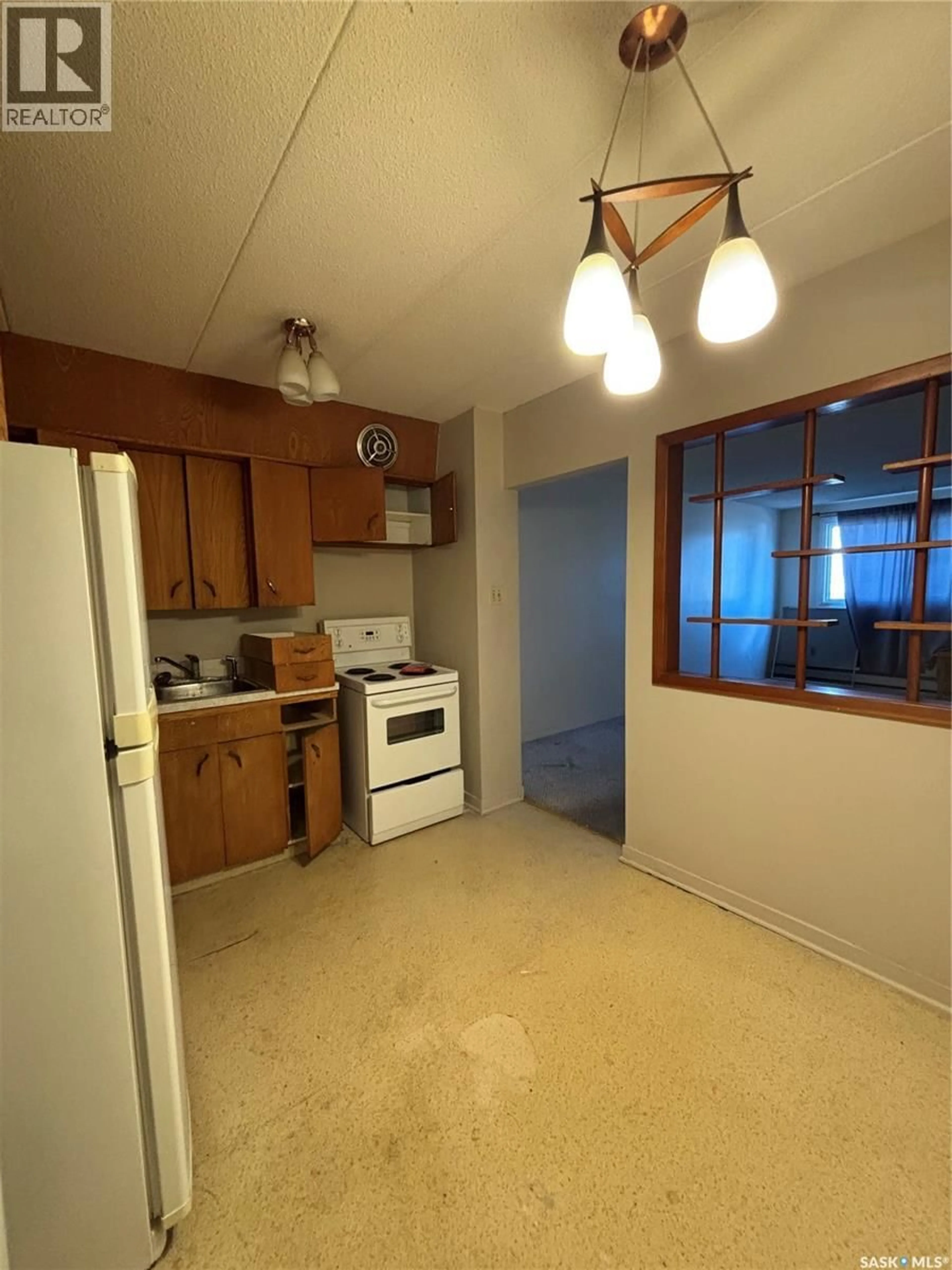Standard kitchen, unknown for 3 2620 5TH AVENUE, Regina Saskatchewan S4R5E5