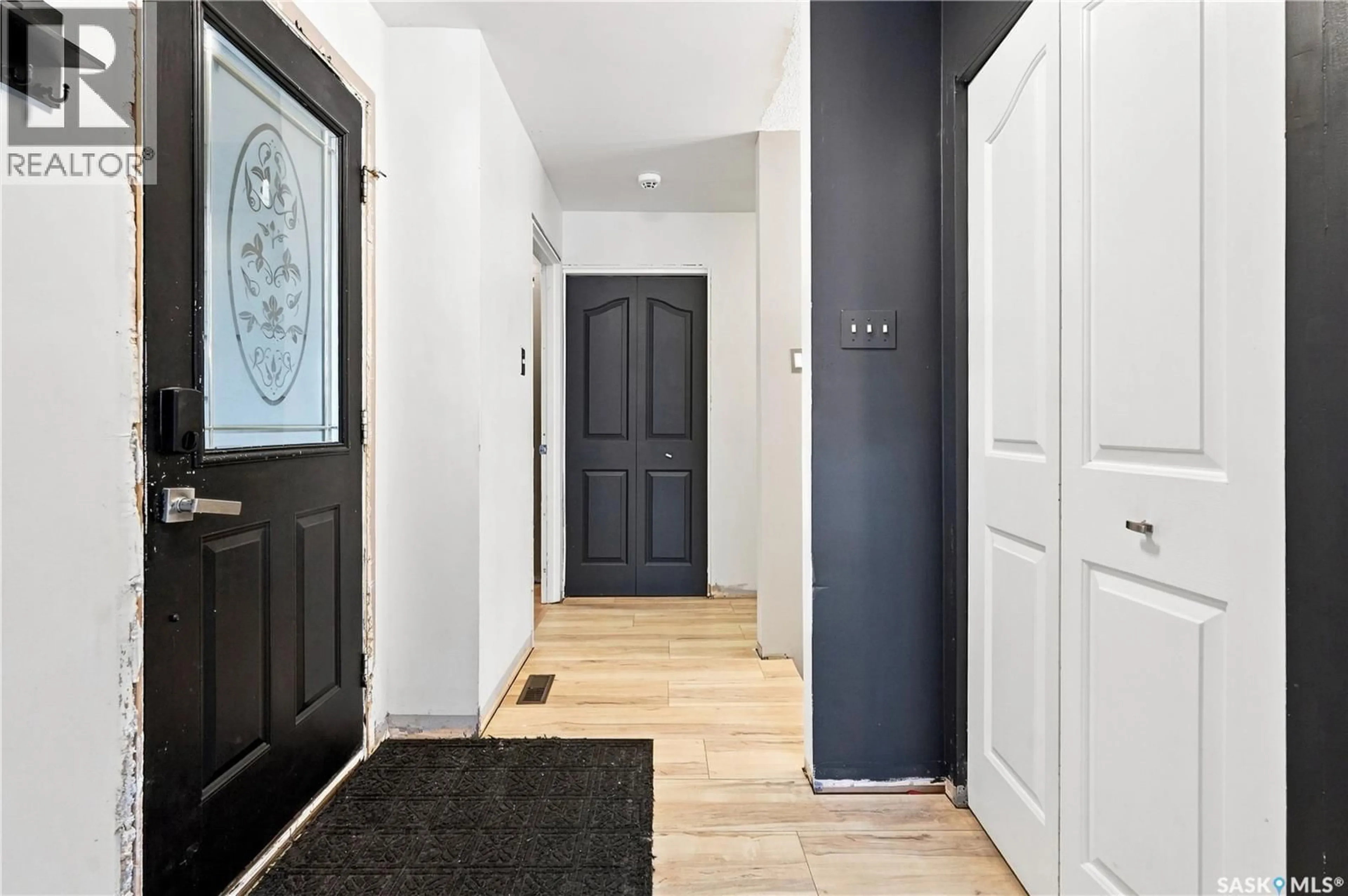 Indoor entryway for 875 SEYMOUR CRESCENT, Regina Saskatchewan S4X2B6