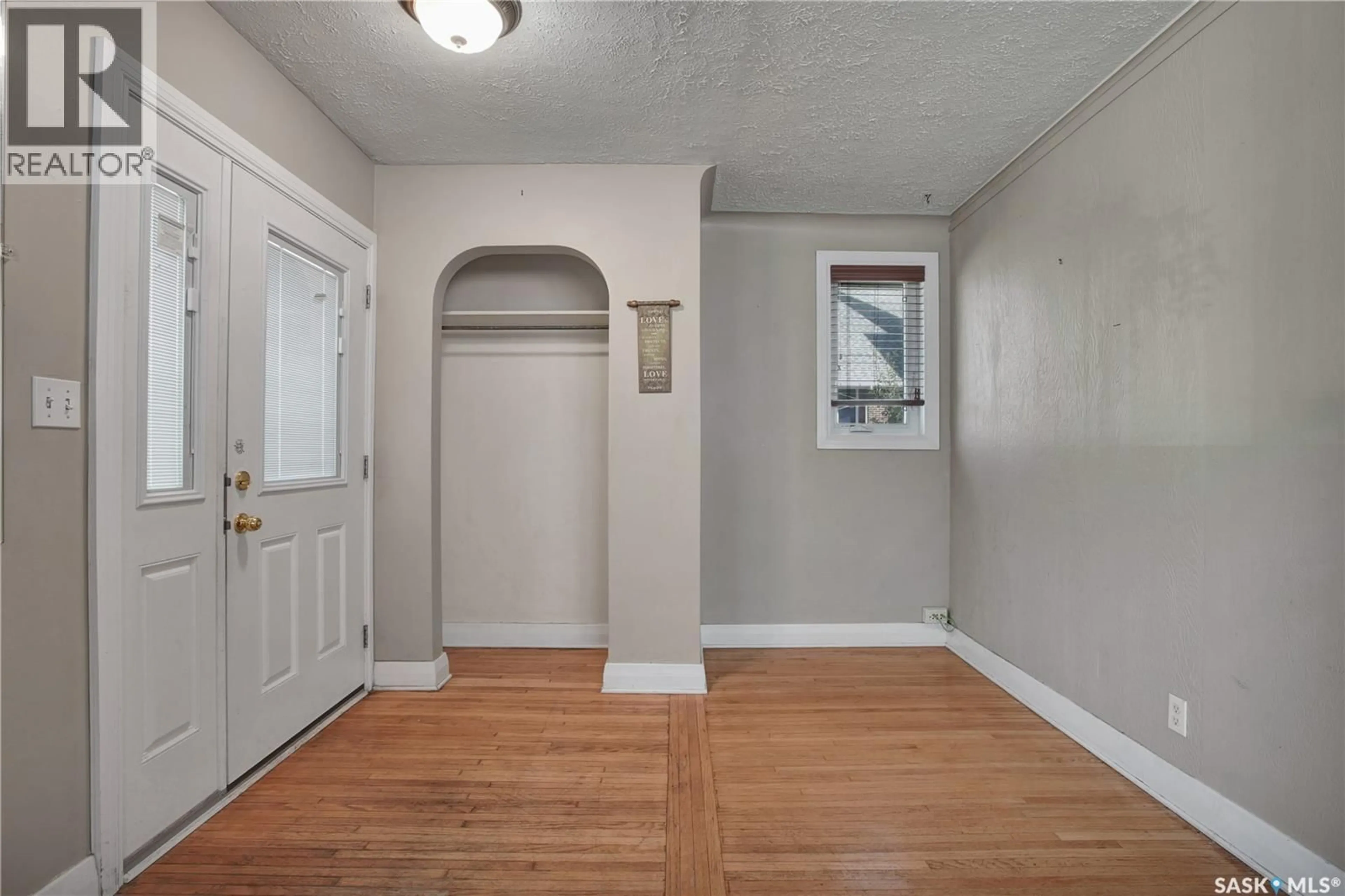 Indoor entryway for 1209 BROADWAY AVENUE, Saskatoon Saskatchewan S7H2A4