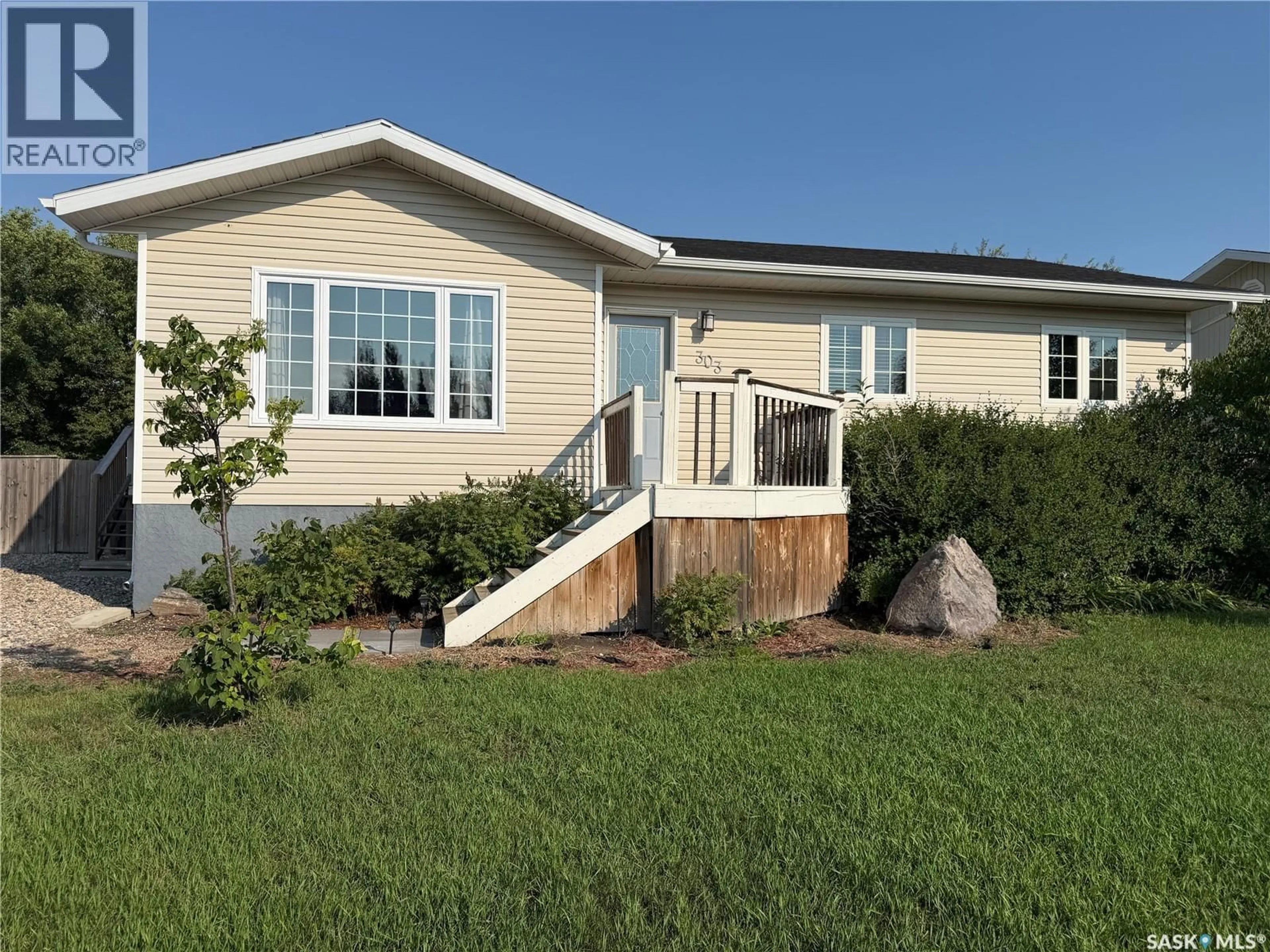 Home with vinyl exterior material, unknown for 303 5TH STREET, Carnduff Saskatchewan S0C0S0