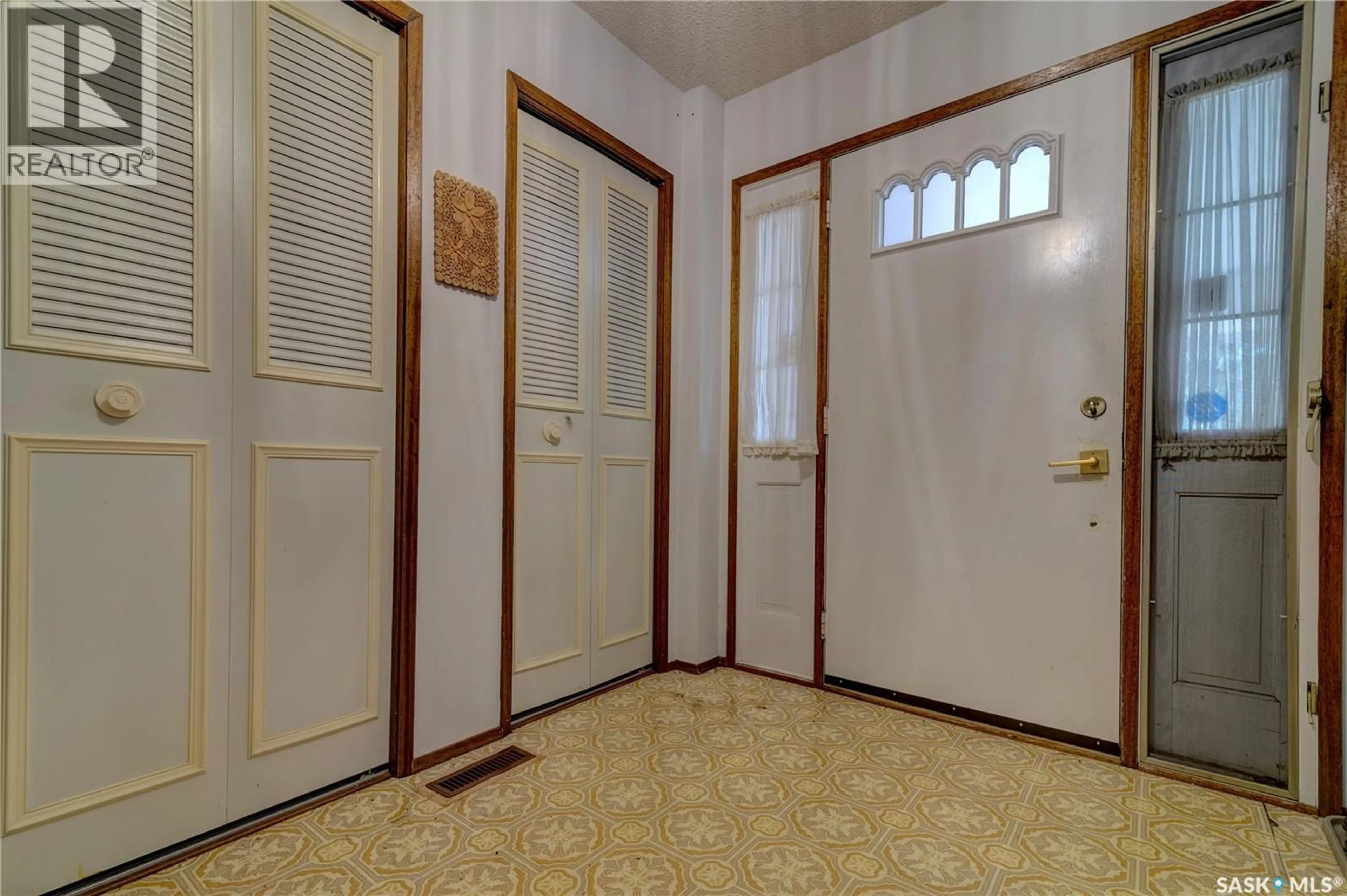 Indoor foyer for 4827 MCTAVISH STREET, Regina Saskatchewan S4S6S7