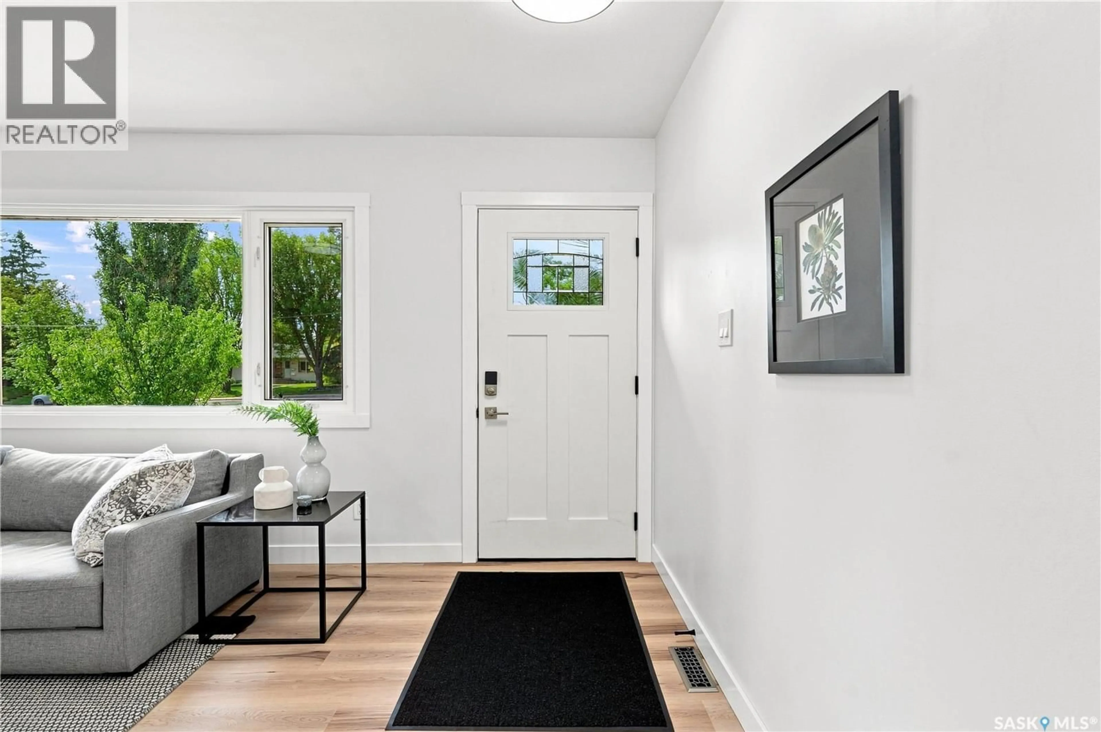 Indoor entryway for 2805 CUMBERLAND AVENUE, Saskatoon Saskatchewan S7J2A5