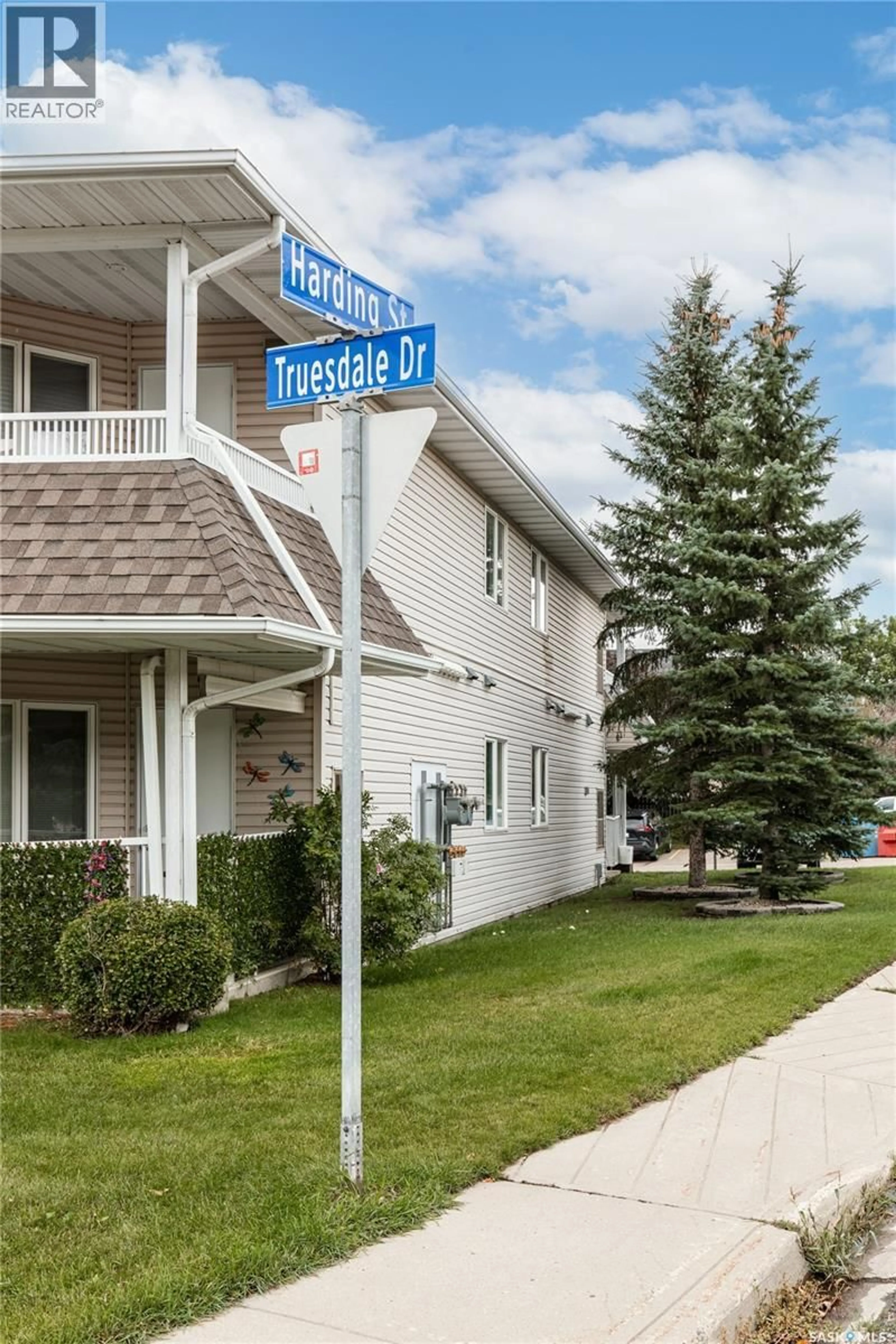 Indoor foyer for 3133 TRUESDALE DRIVE, Regina Saskatchewan S4V2P6