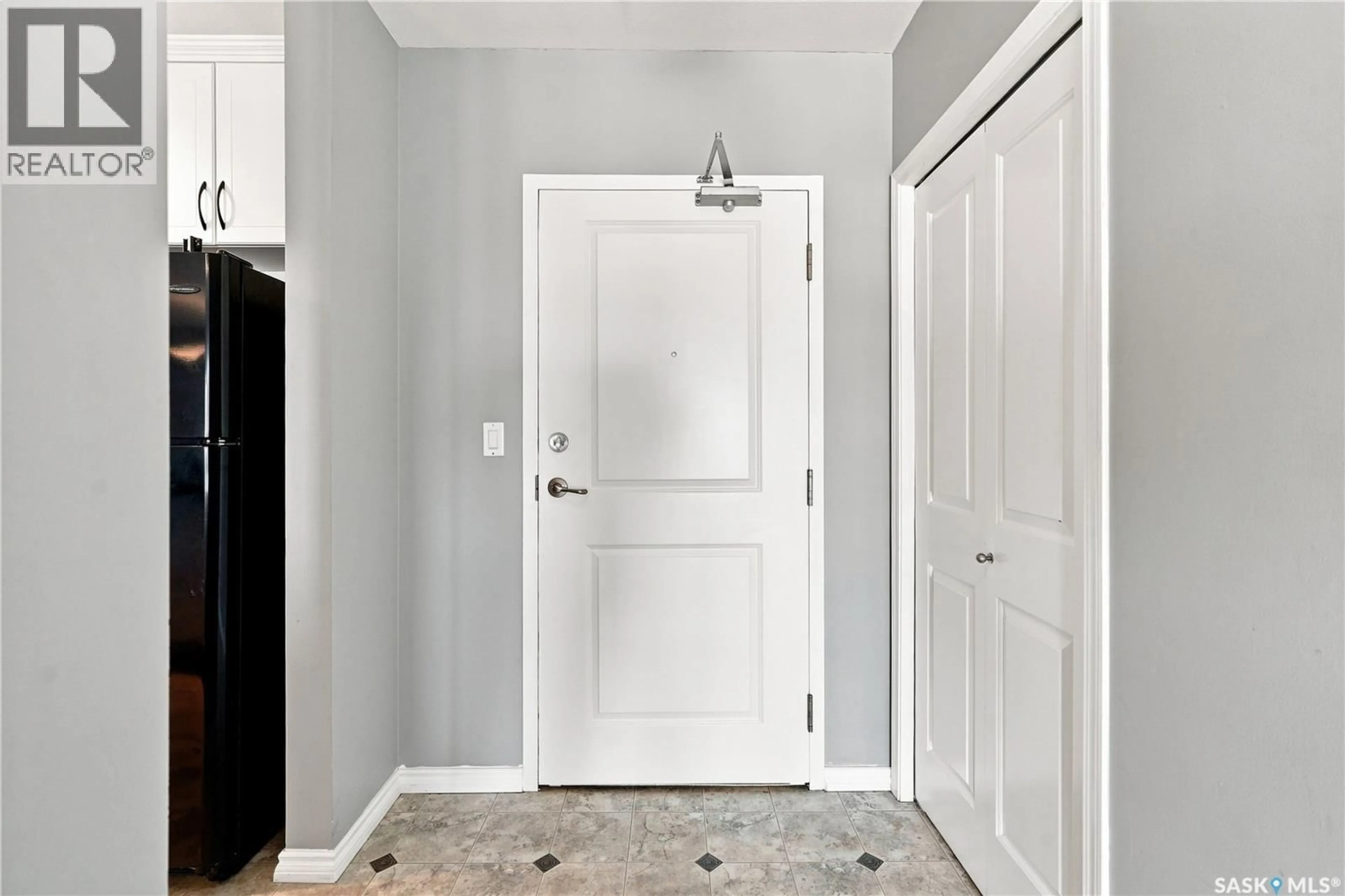 Indoor entryway for 902 - 1305 SPADINA CRESCENT, Saskatoon Saskatchewan S7K0G8