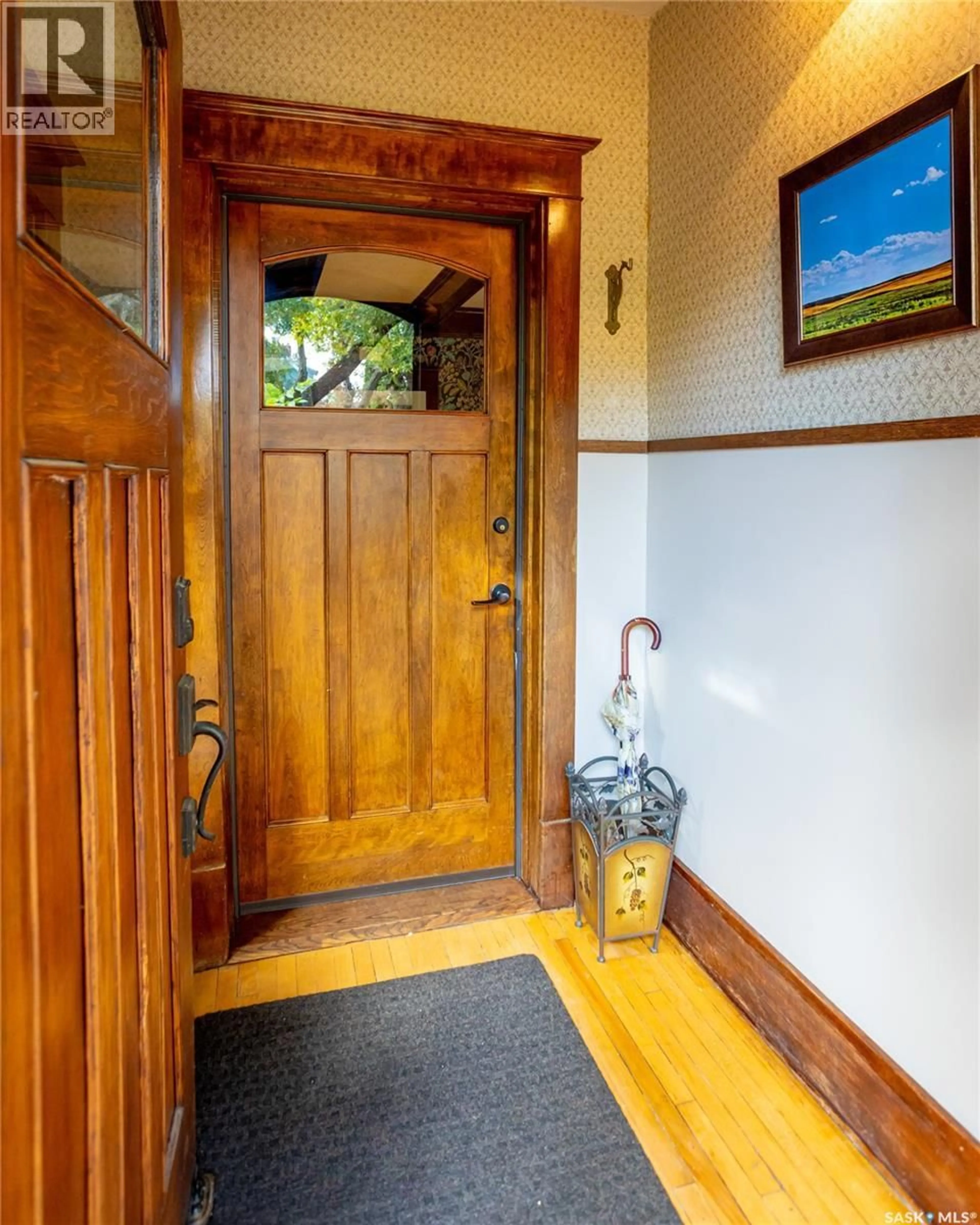 Indoor foyer for 3030 VICTORIA AVENUE, Regina Saskatchewan S4T1K9
