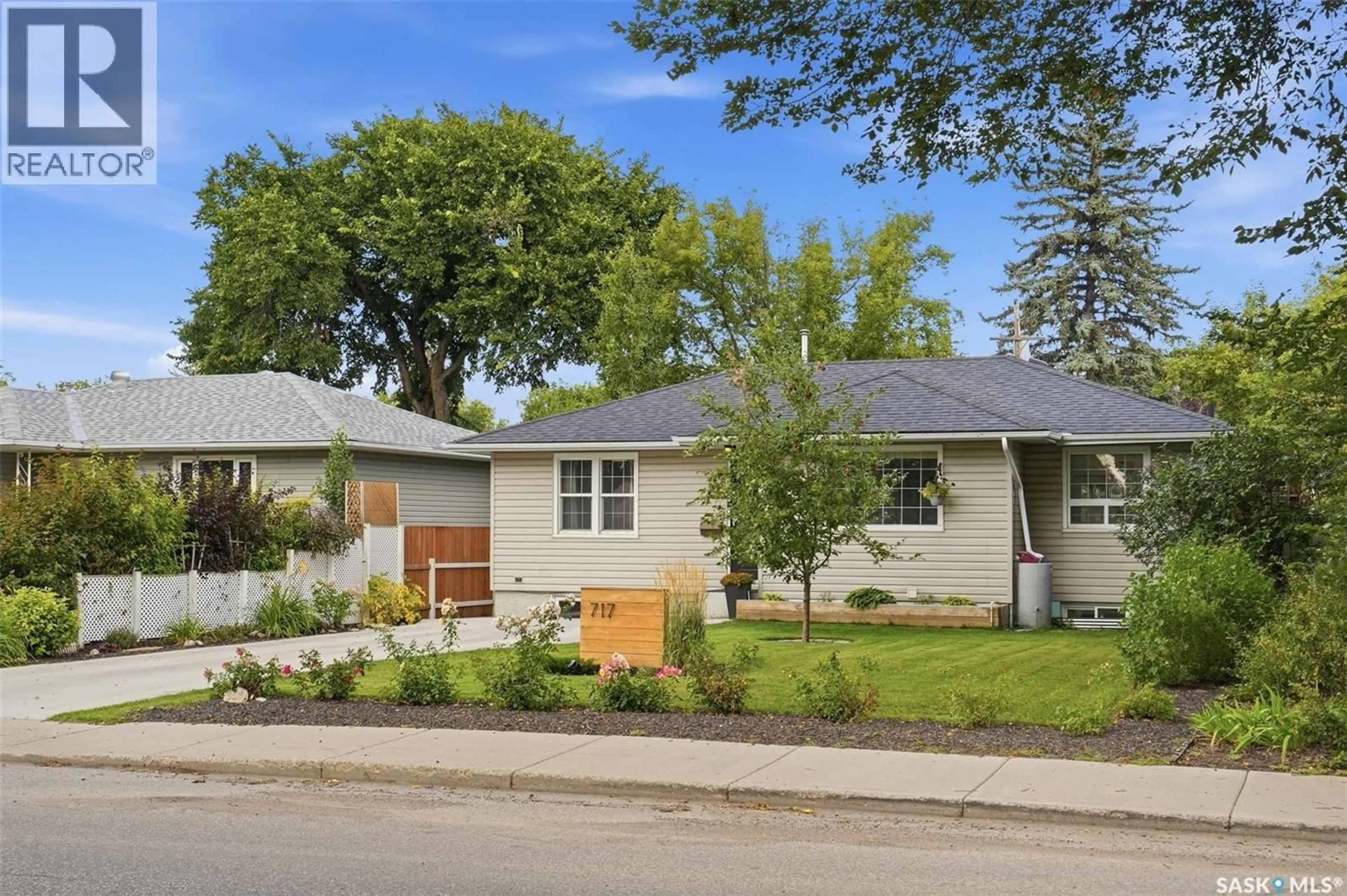 Home with vinyl exterior material, street for 717 TAYLOR STREET, Saskatoon Saskatchewan S7H1W1