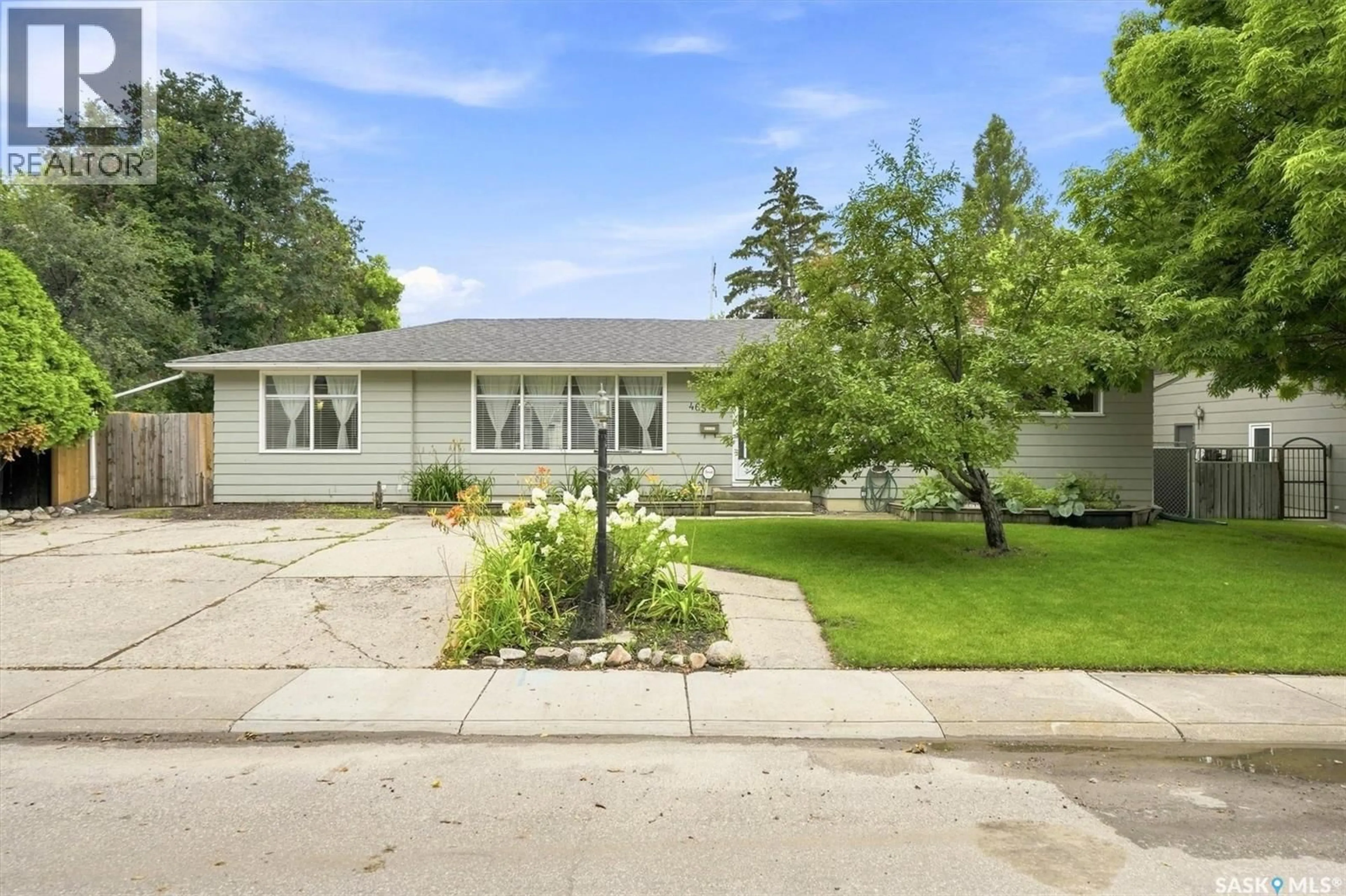 Home with vinyl exterior material, street for 465 BIRCH CRESCENT, Saskatoon Saskatchewan S7N2K2