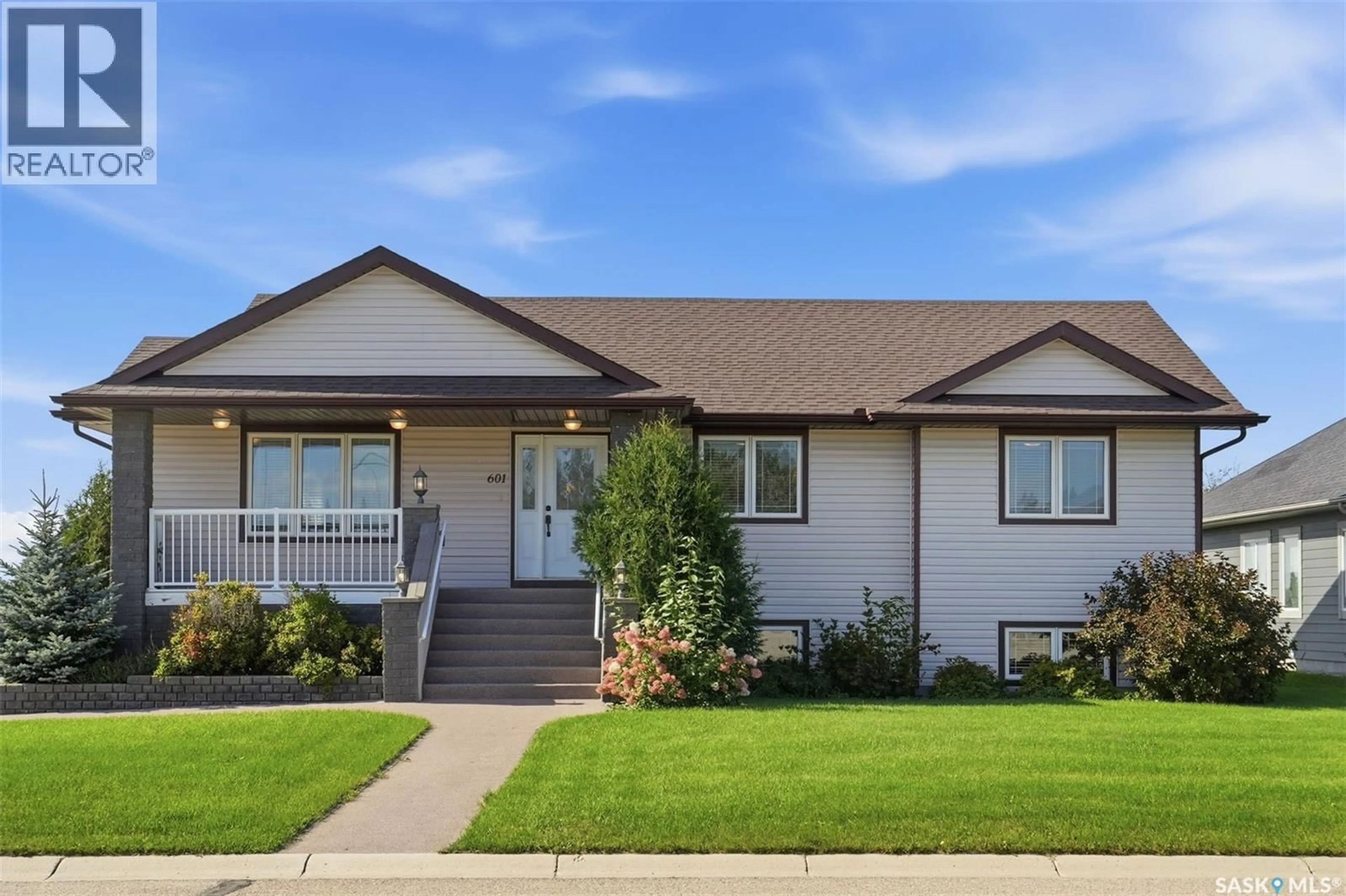 Home with vinyl exterior material, street for 601 4TH STREET, Watrous Saskatchewan S0K4T0