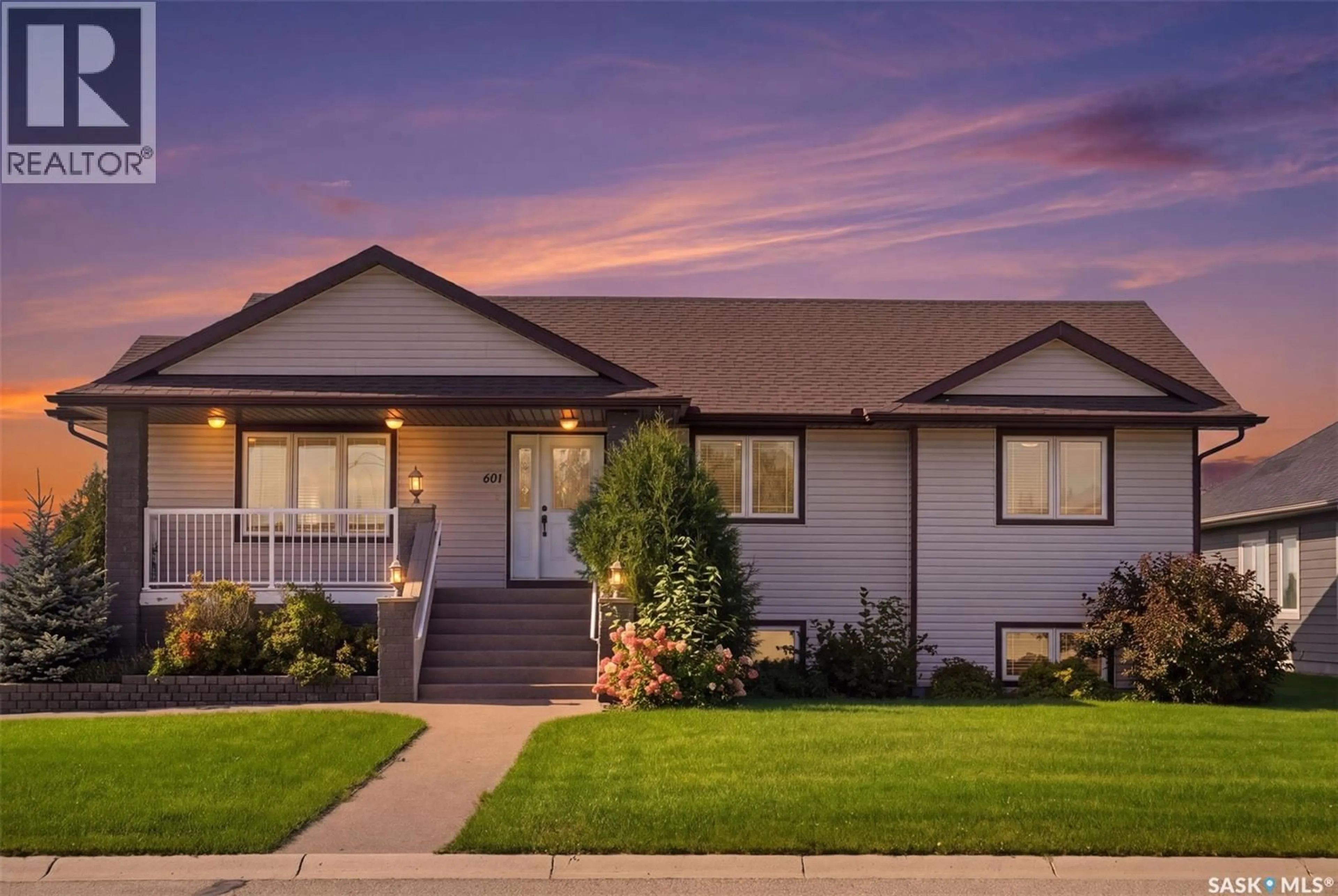 Home with vinyl exterior material, street for 601 4TH STREET, Watrous Saskatchewan S0K4T0