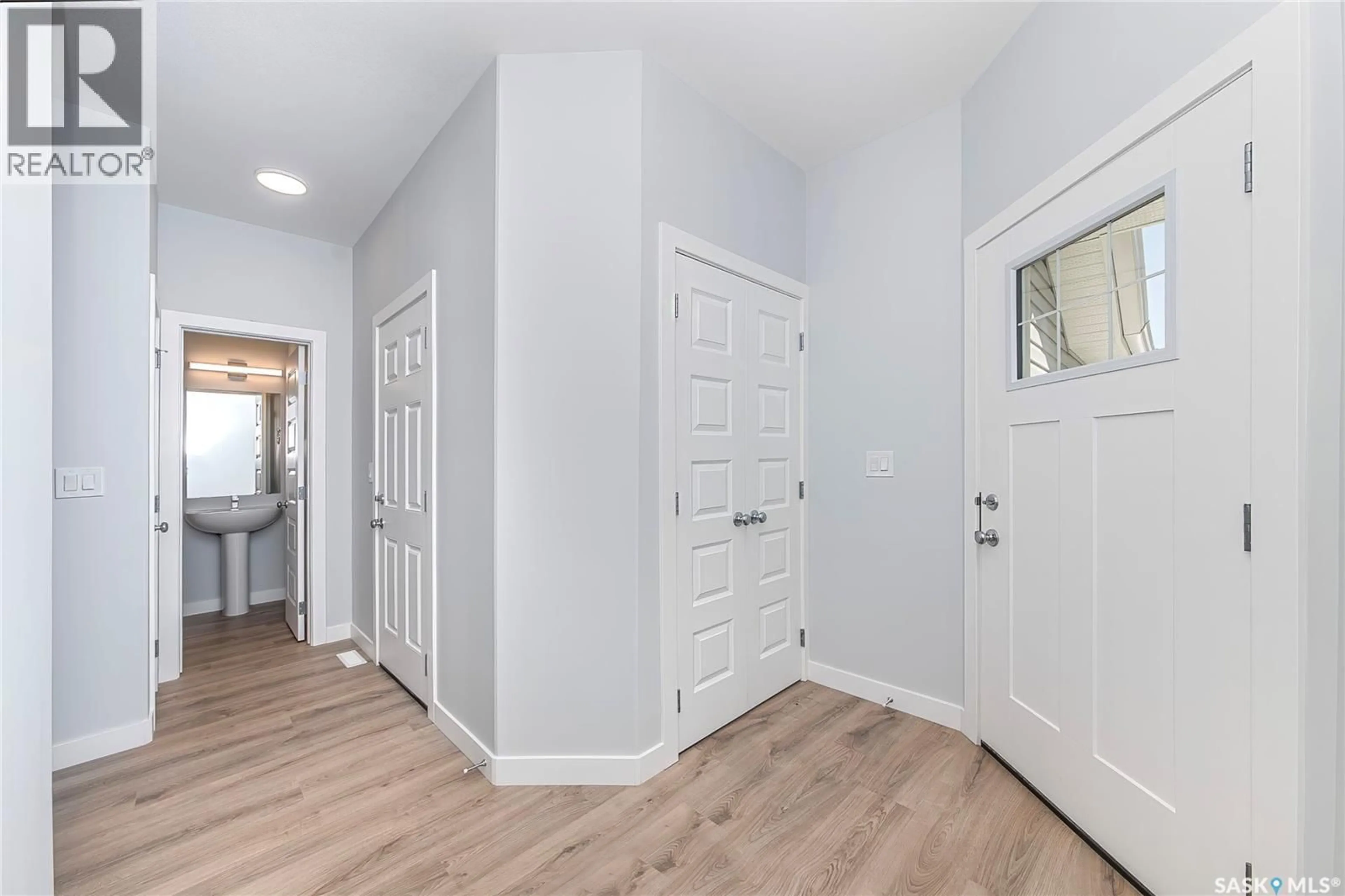 Indoor entryway for 563 TRAEGER MANOR, Saskatoon Saskatchewan S7V1Z8