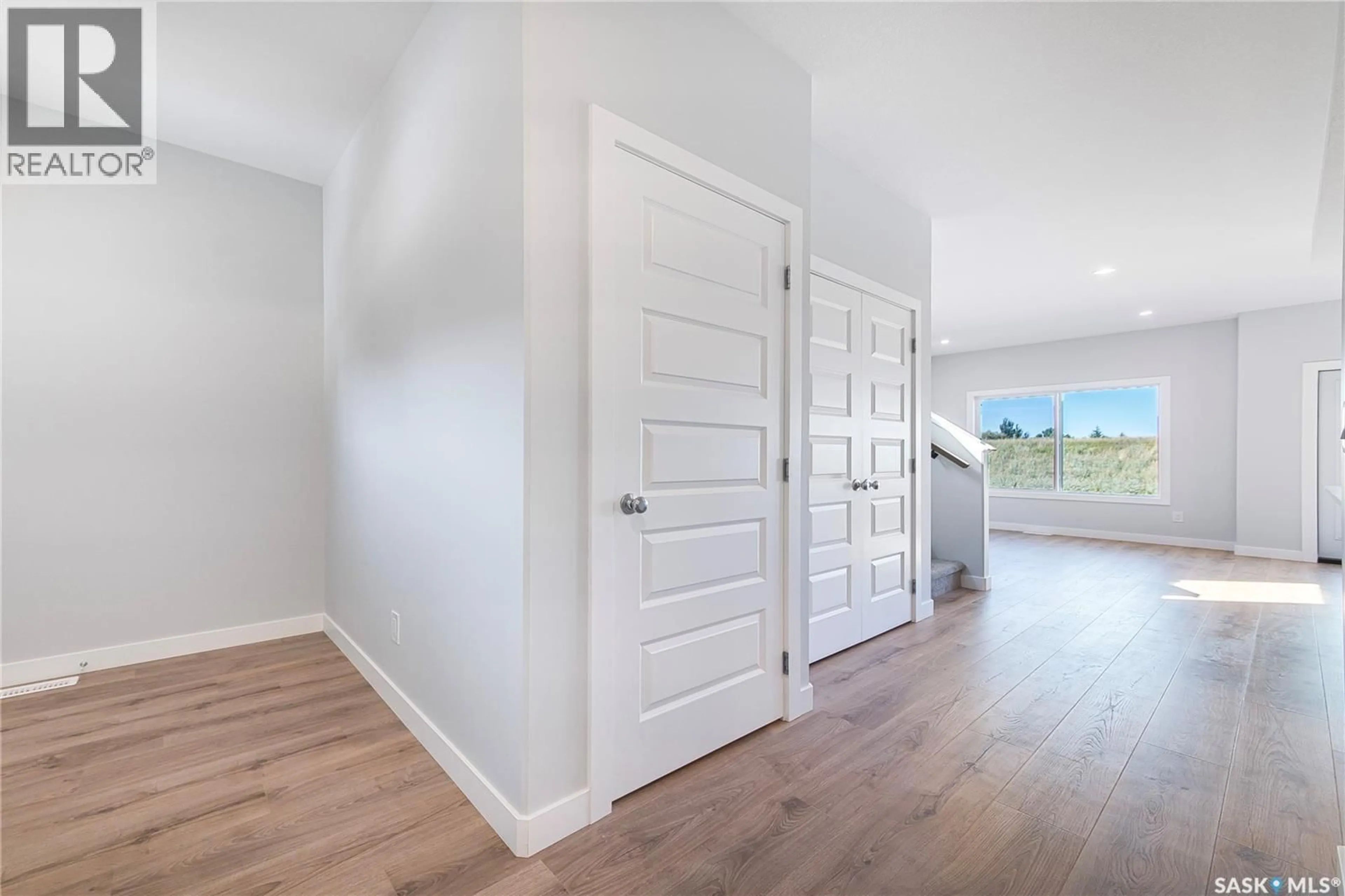 Indoor entryway for 563 TRAEGER MANOR, Saskatoon Saskatchewan S7V1Z8
