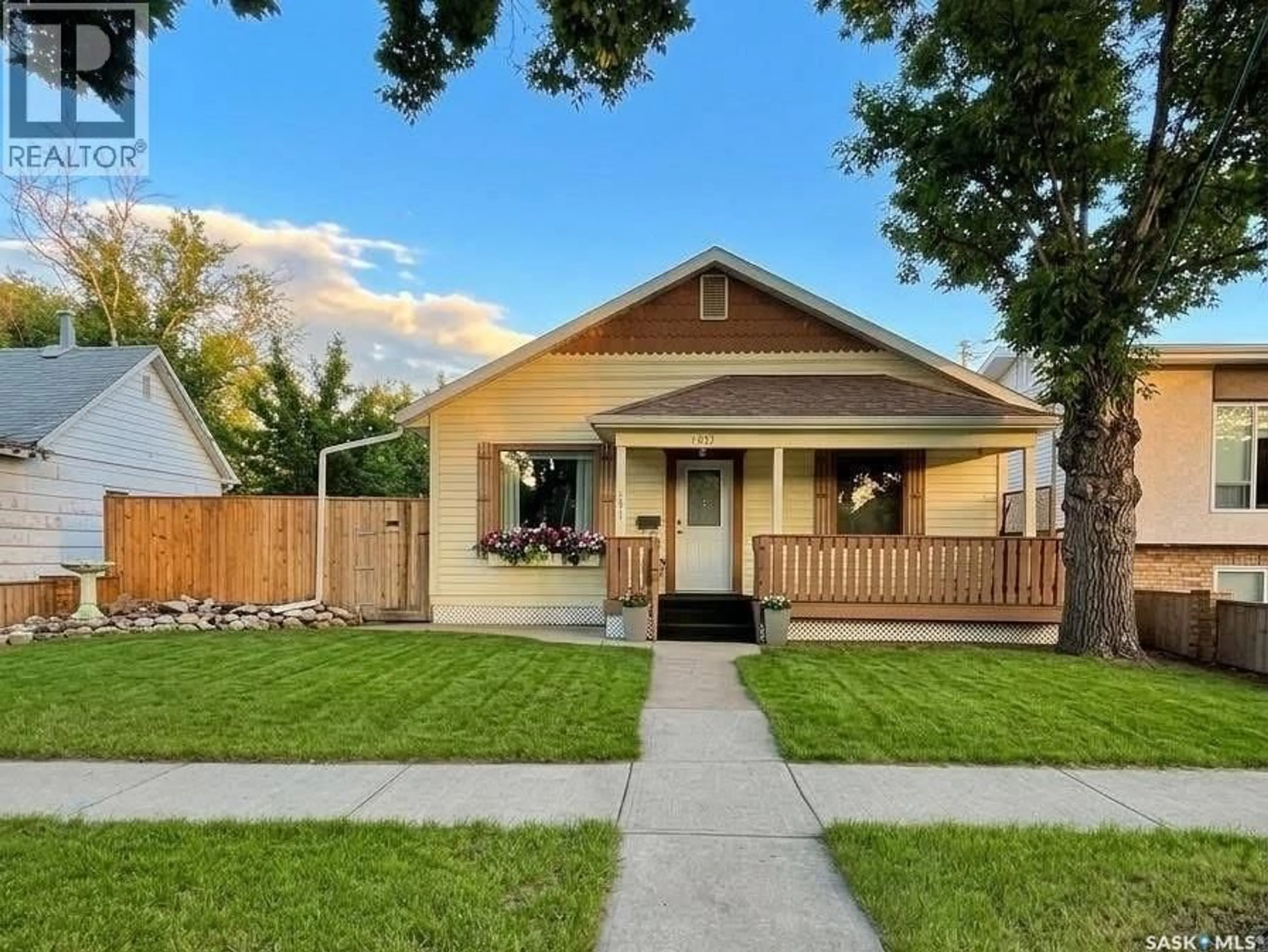 Home with vinyl exterior material, street for 437 GRANDVIEW STREET, Moose Jaw Saskatchewan S6H5L2
