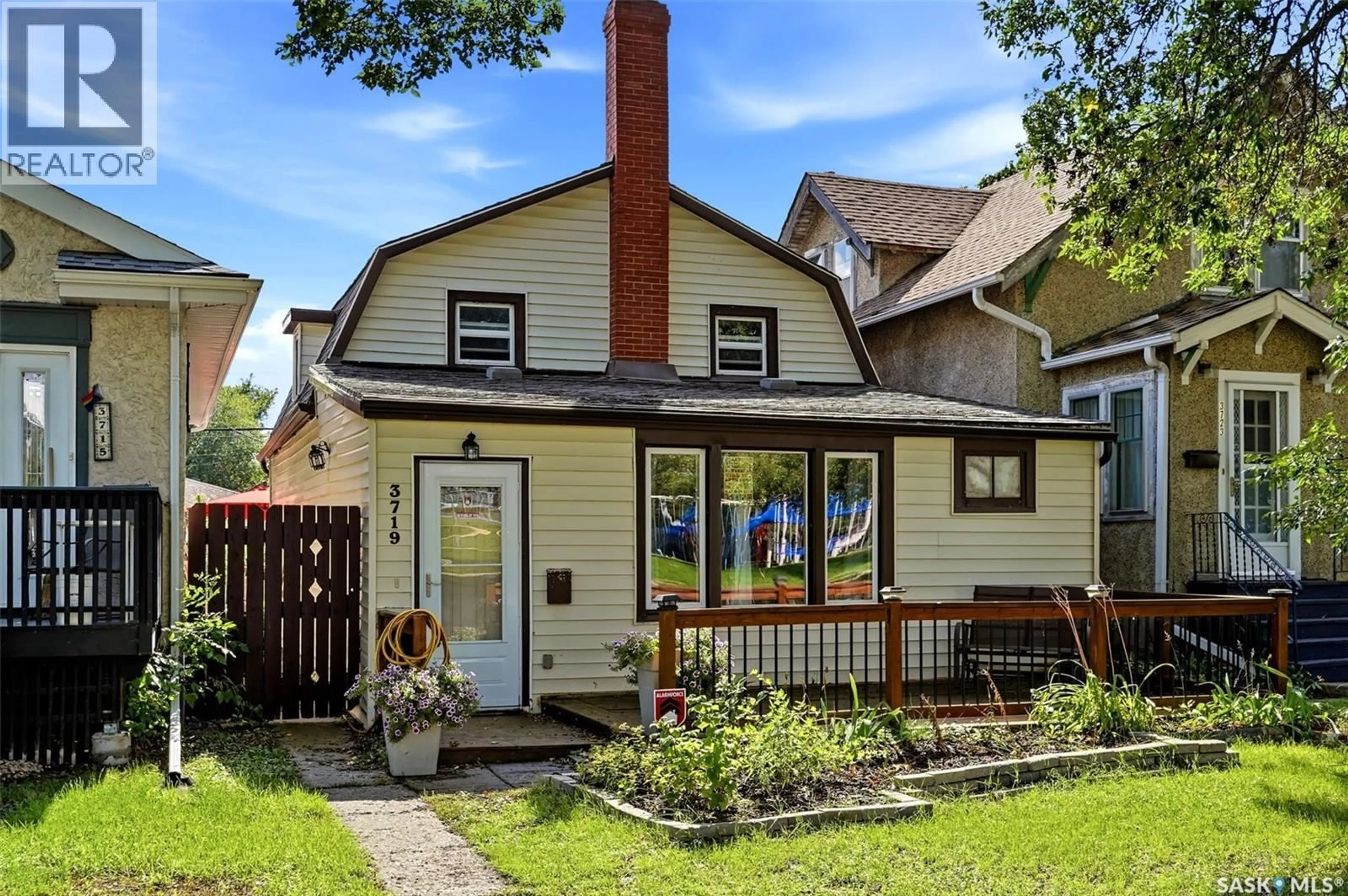 Home with vinyl exterior material, street for 3719 VICTORIA AVENUE, Regina Saskatchewan S4T1M5