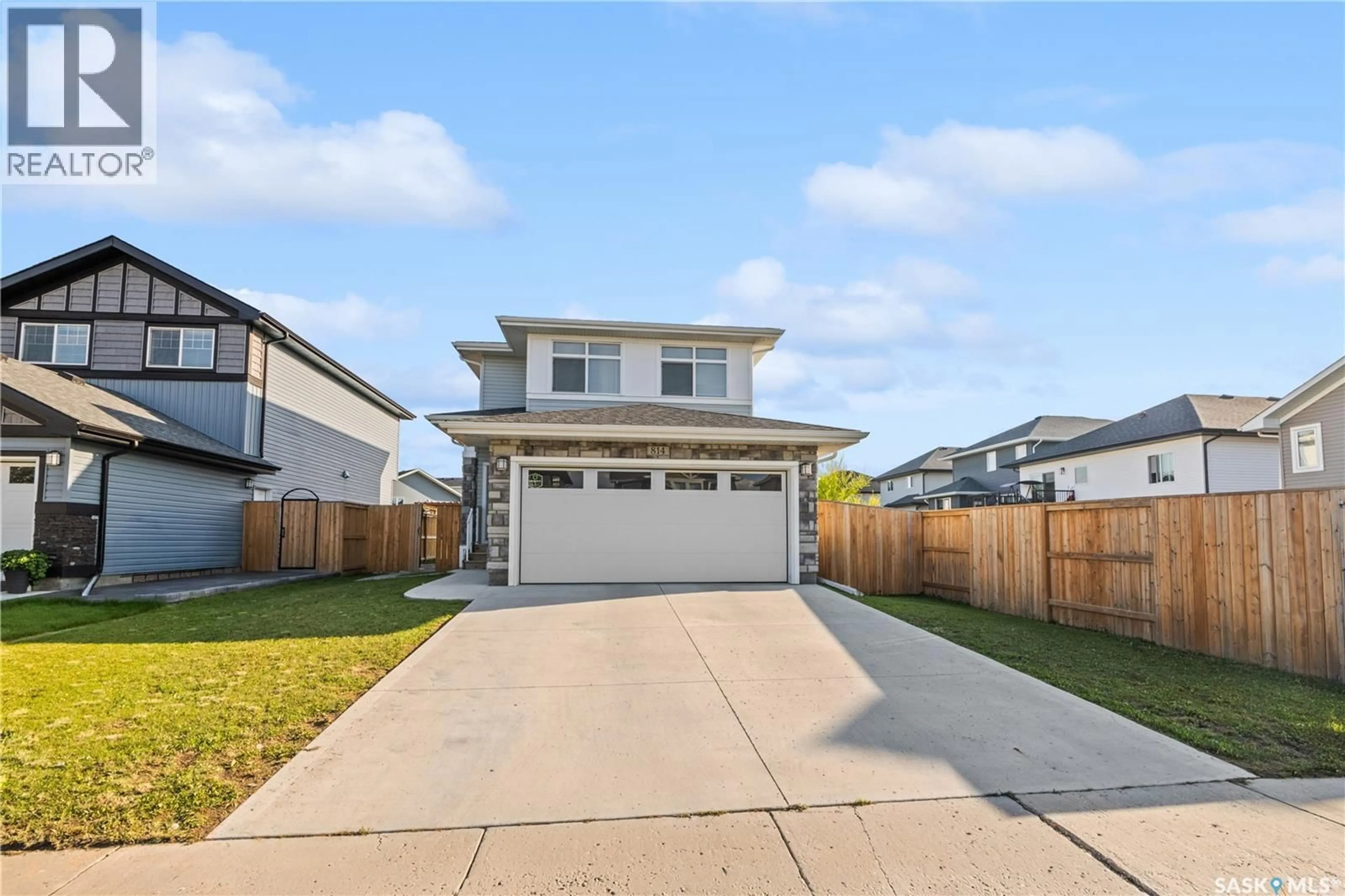 Home with vinyl exterior material, street for 814 LABINE CRESCENT, Saskatoon Saskatchewan S7L6N2