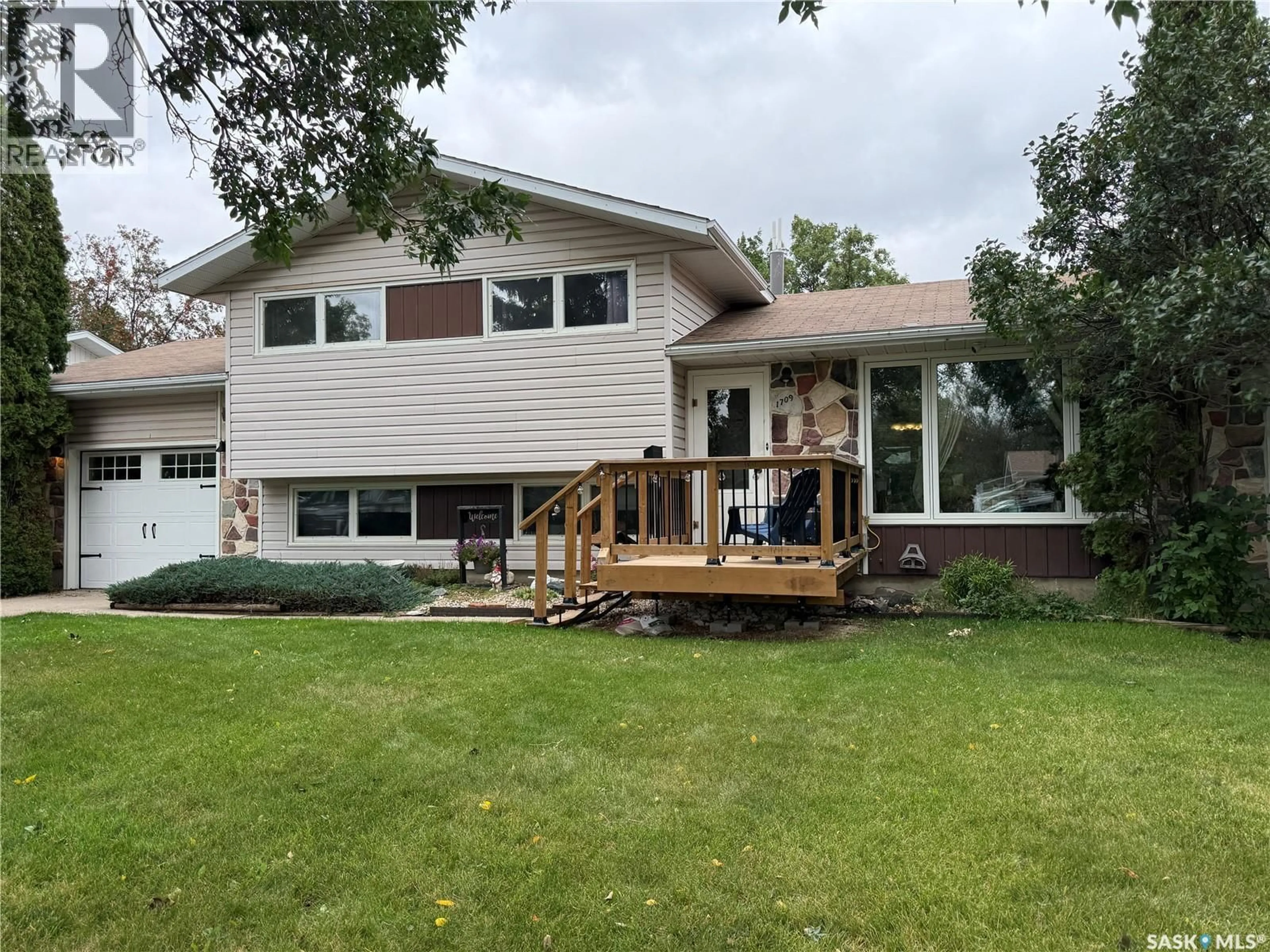 Home with vinyl exterior material, unknown for 1709 EAGLESHAM AVENUE, Weyburn Saskatchewan S4H2W8