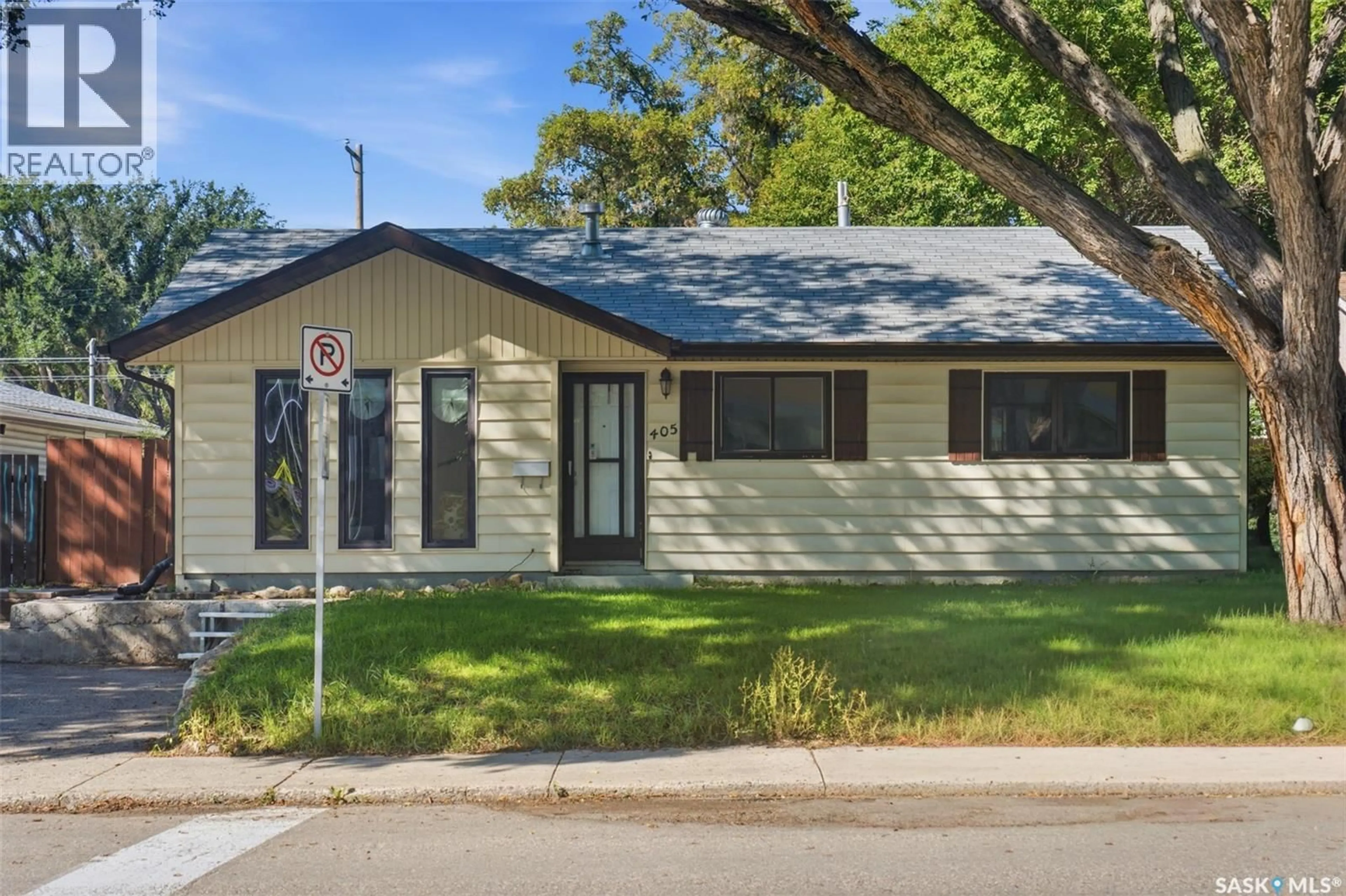 Home with vinyl exterior material, street for 405 W AVENUE N, Saskatoon Saskatchewan S7L3G9