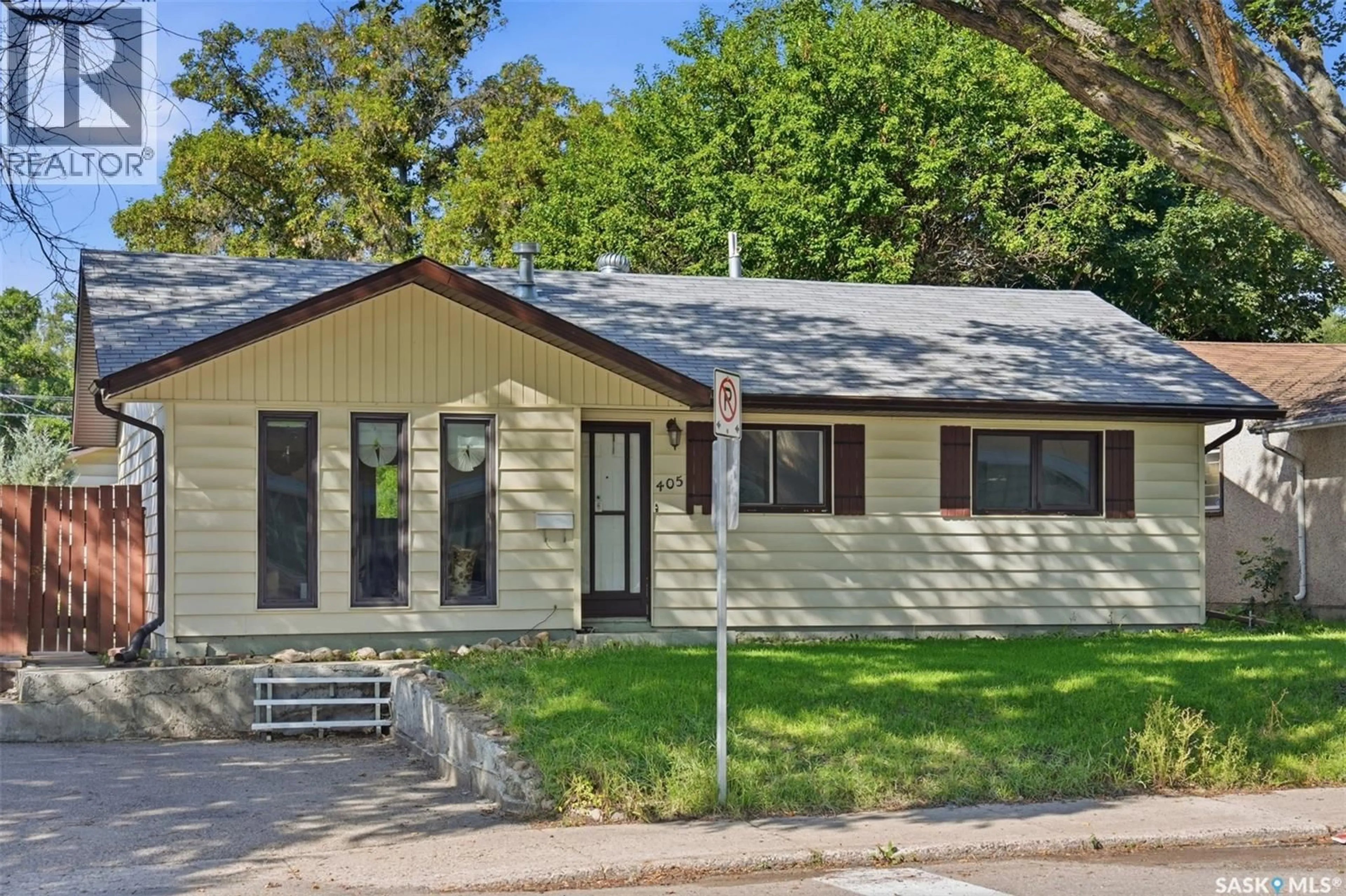 Home with vinyl exterior material, street for 405 W AVENUE N, Saskatoon Saskatchewan S7L3G9
