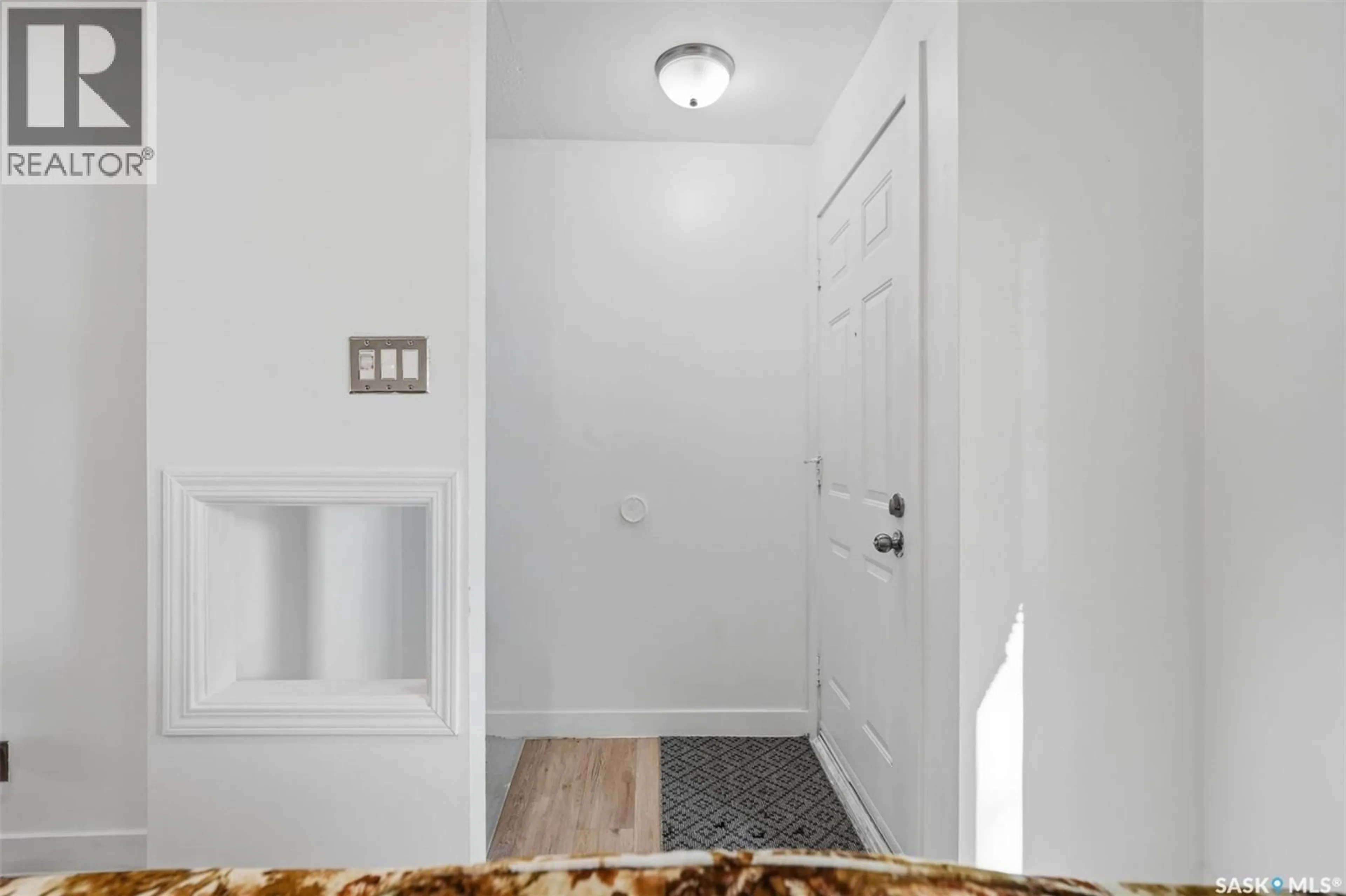 Indoor entryway for 405 W AVENUE N, Saskatoon Saskatchewan S7L3G9