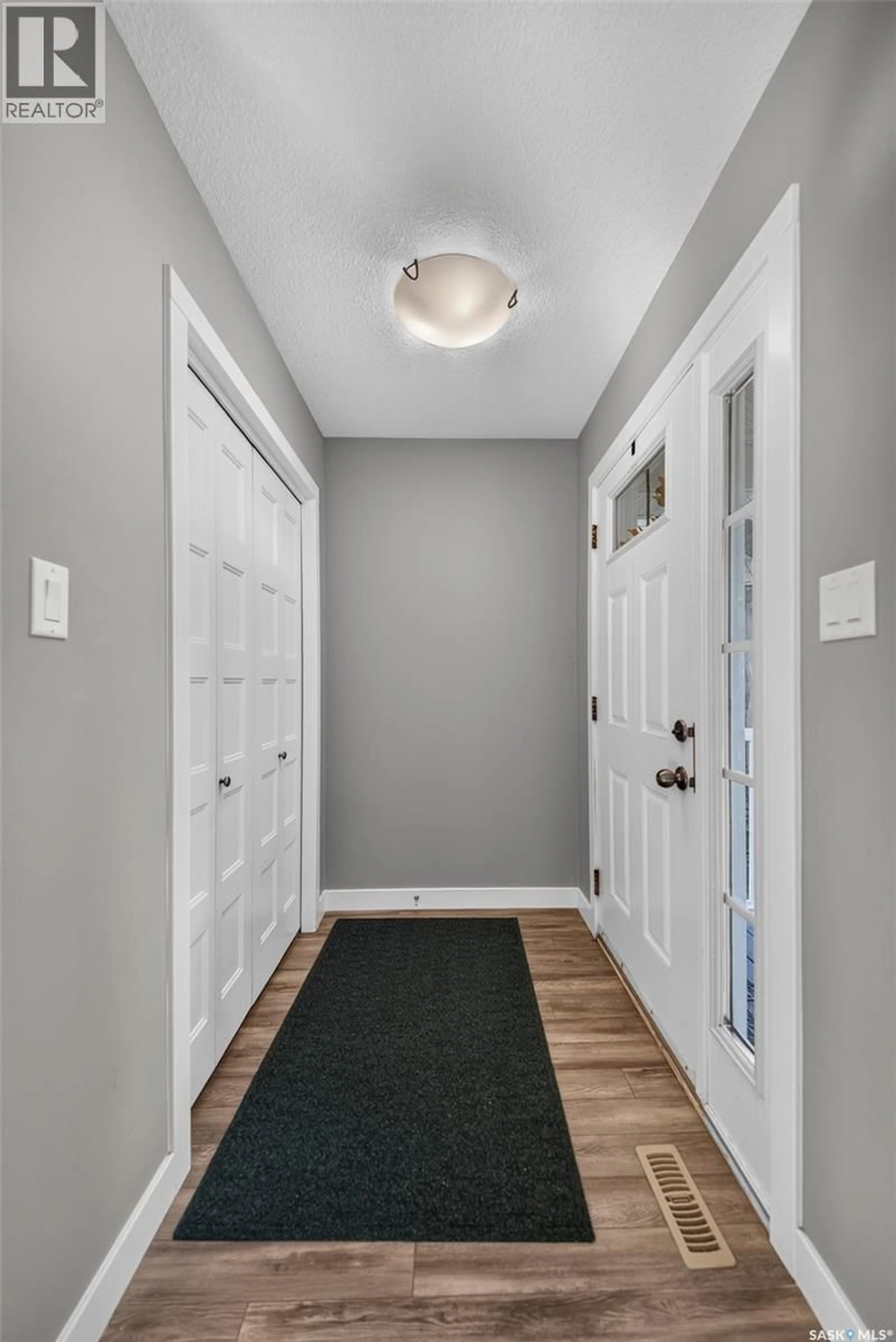 Indoor entryway for 5121 CAMPLING AVENUE, Regina Saskatchewan S4W0L6