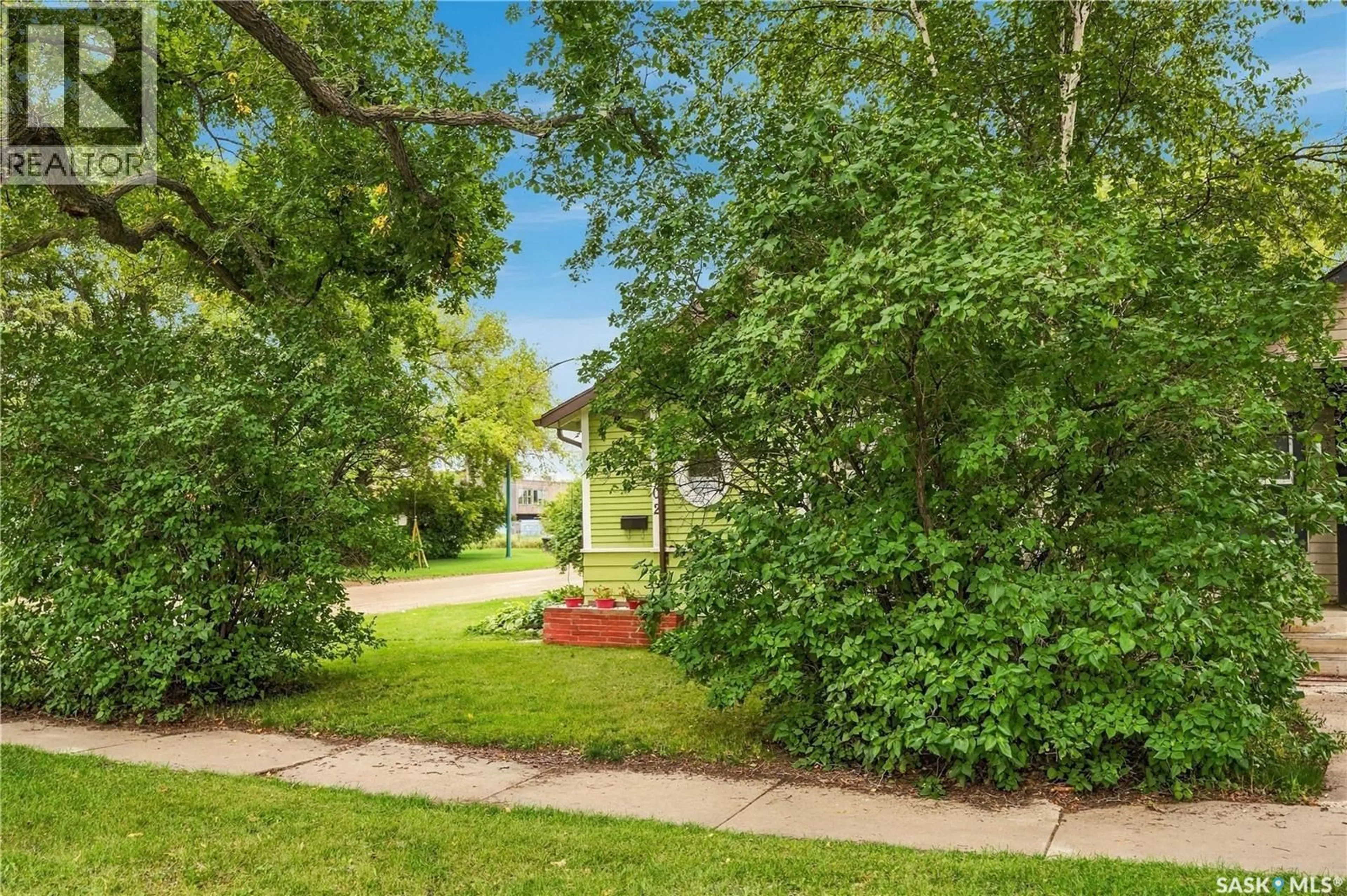 Patio, street for 402 TAYLOR STREET, Saskatoon Saskatchewan S7M0C8