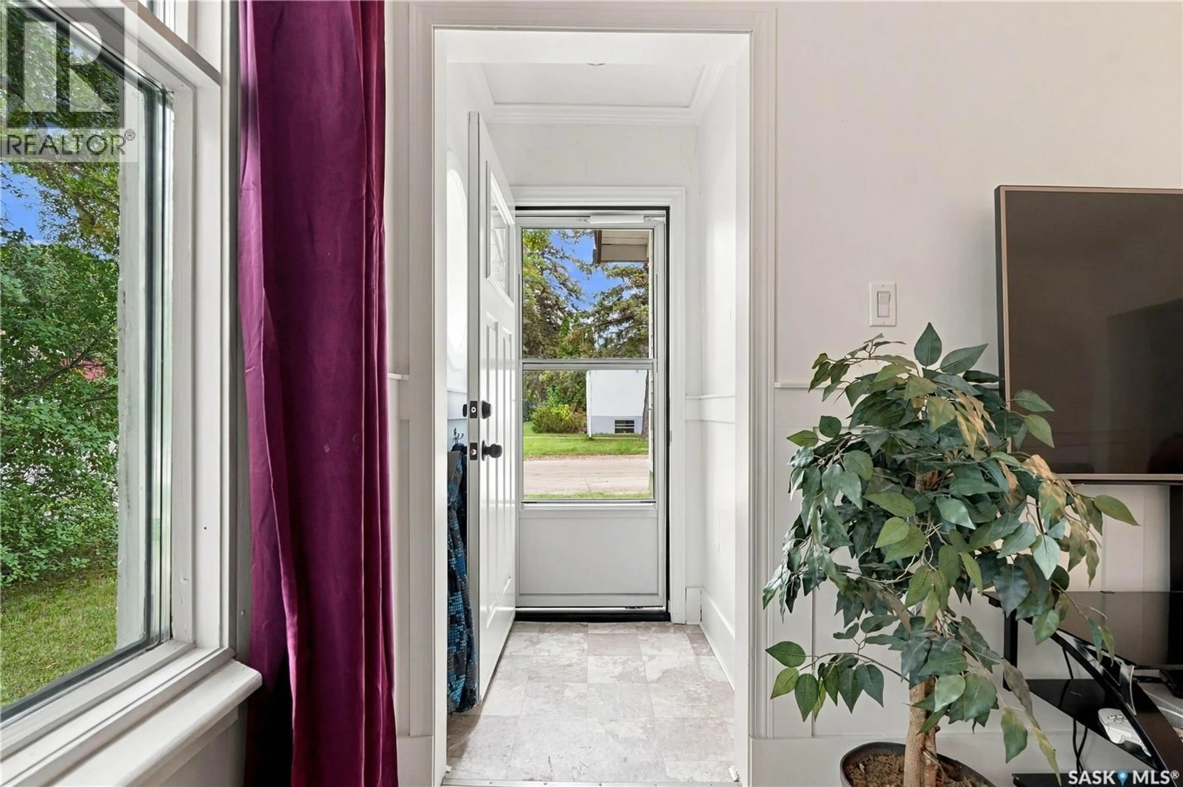 Indoor entryway for 402 TAYLOR STREET, Saskatoon Saskatchewan S7M0C8