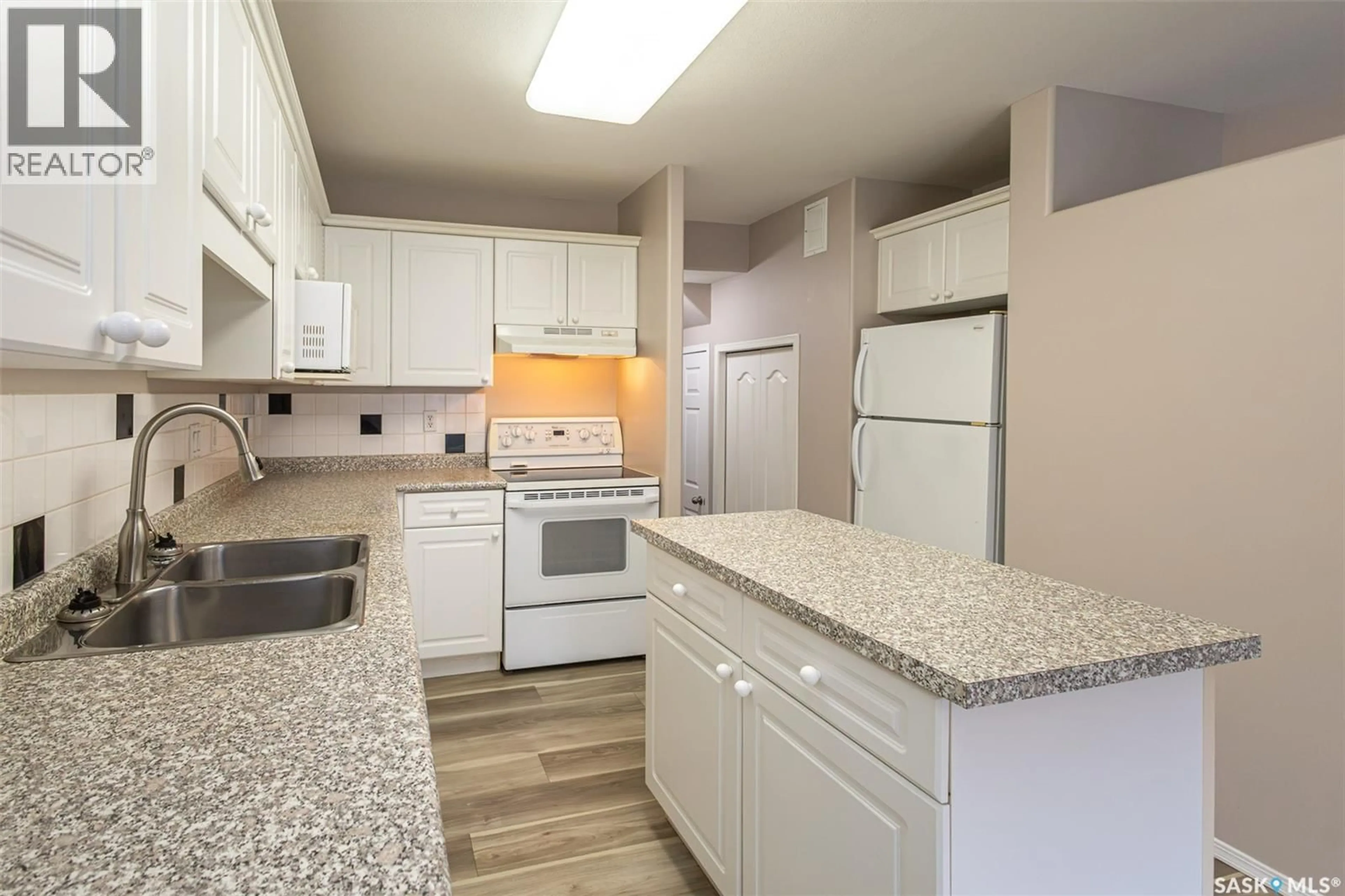 Standard kitchen, unknown for 515 - 149 KENDERDINE ROAD, Saskatoon Saskatchewan S7N4S6