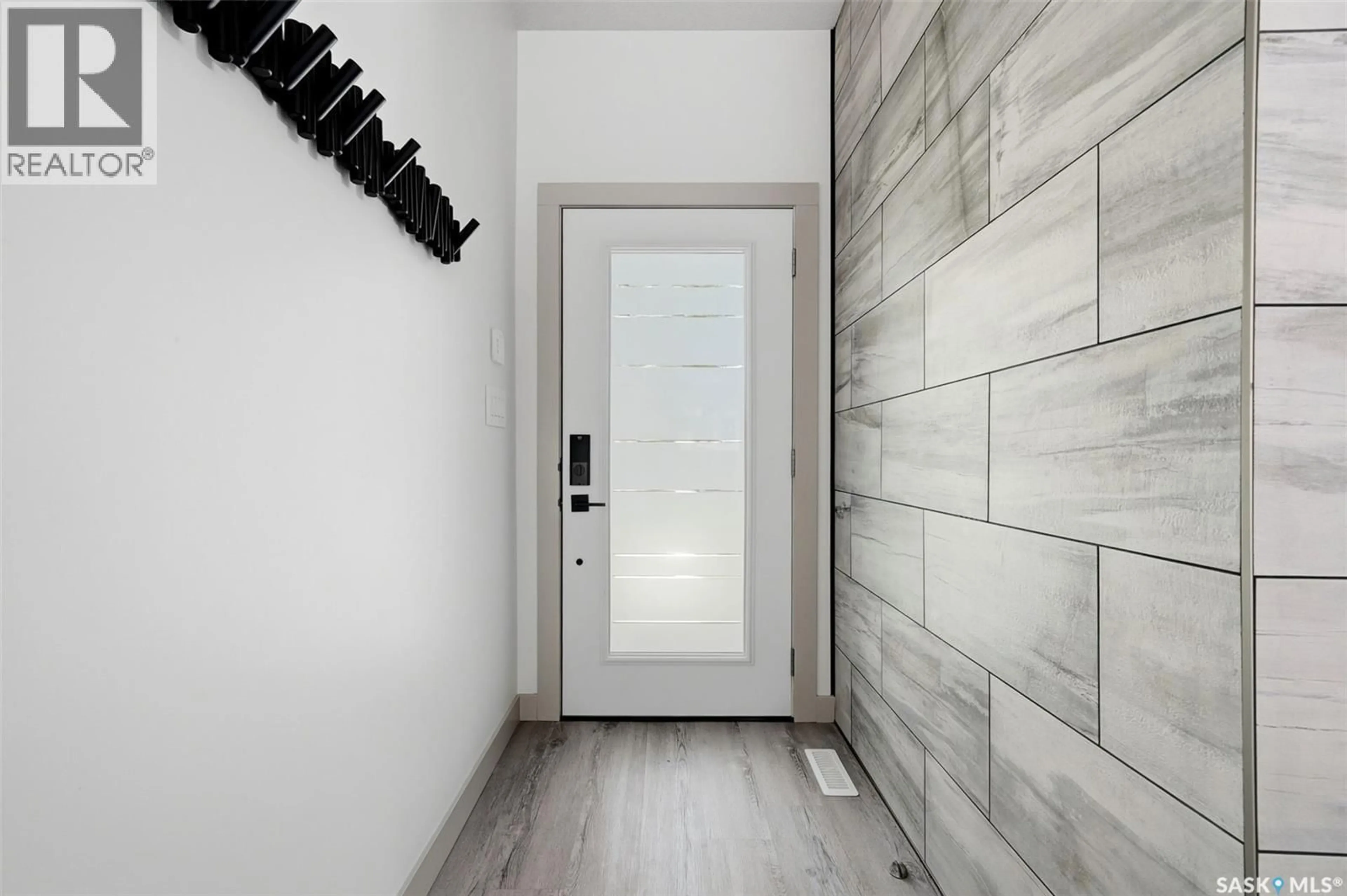 Indoor entryway for 3105 ASSINIBOINE AVENUE, Regina Saskatchewan S4S1E4