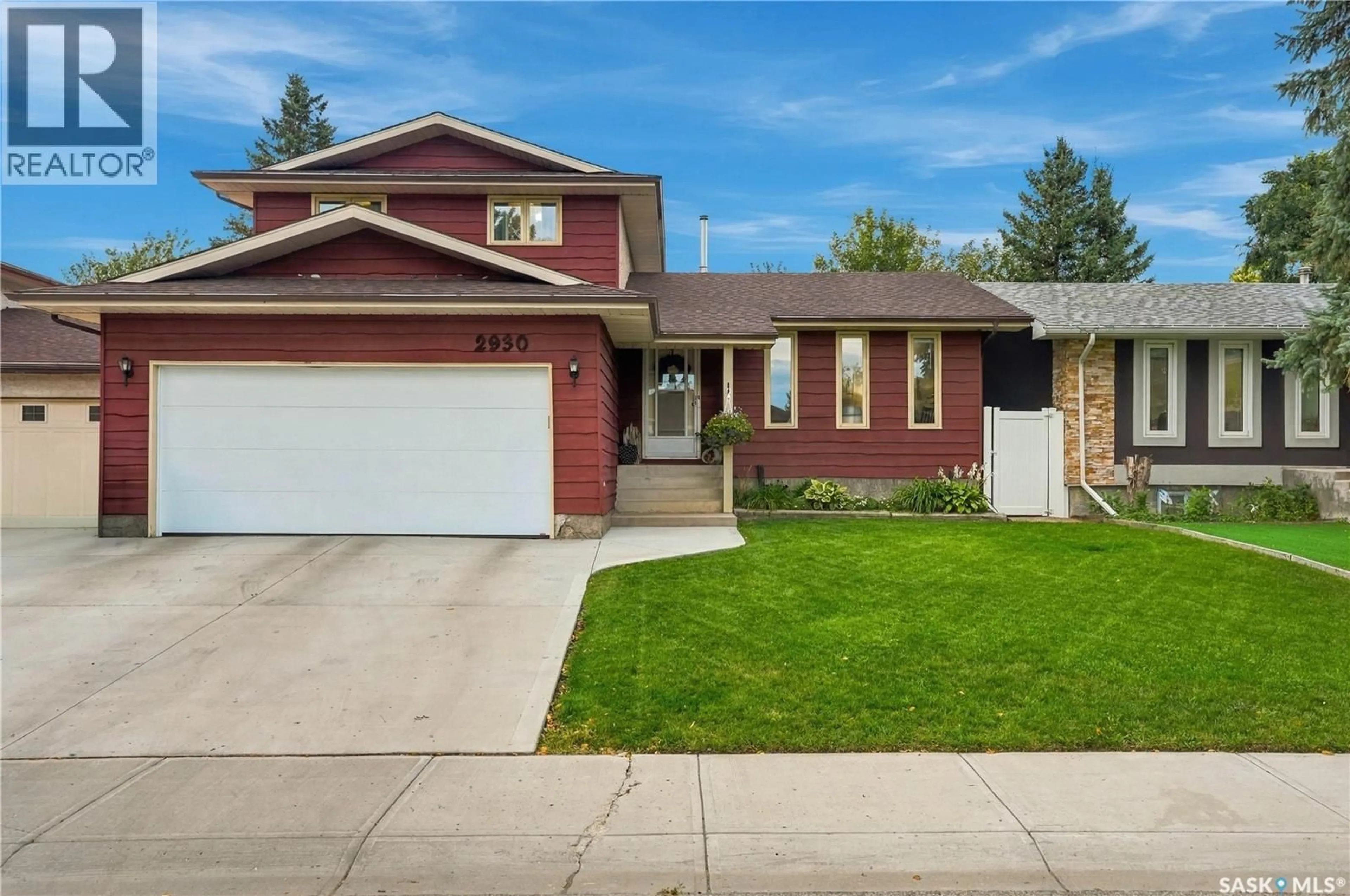 Home with vinyl exterior material, street for 2930 KUTARNA CRESCENT, Regina Saskatchewan S4V0T3