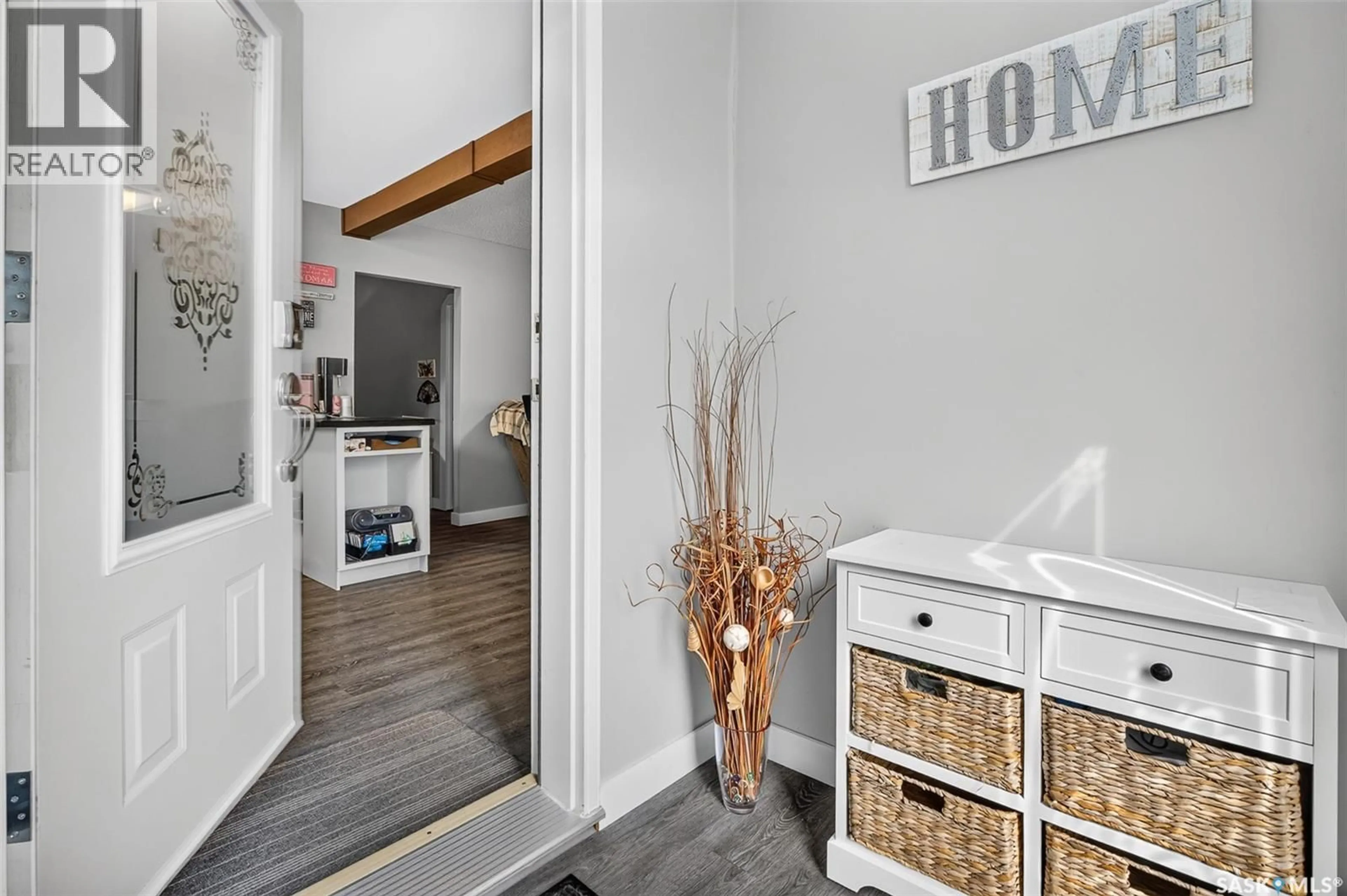 Indoor entryway for 1242 4TH AVENUE, Moose Jaw Saskatchewan S6H1J4