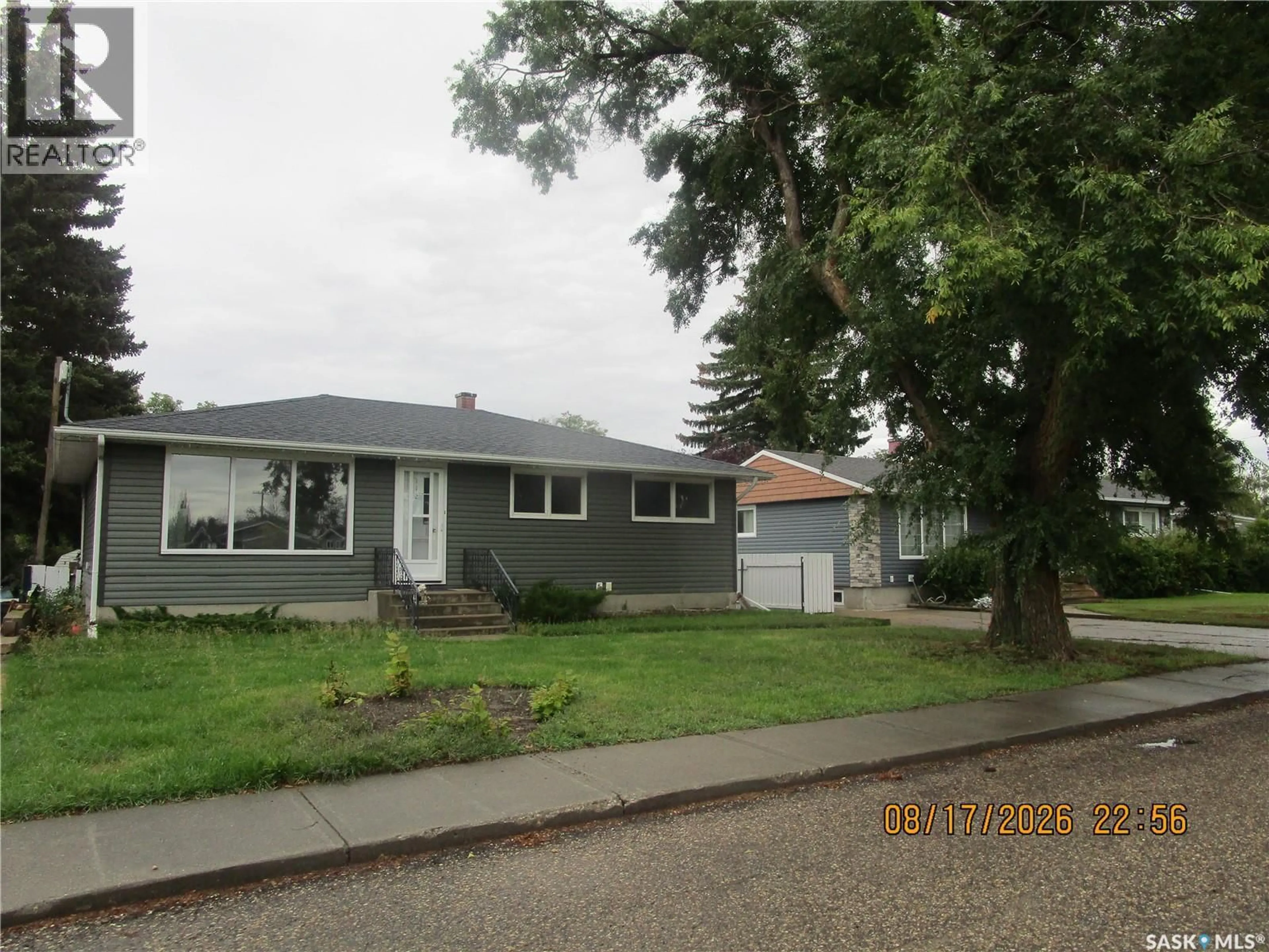 Home with vinyl exterior material, street for 112 WOOD CRESCENT, Assiniboia Saskatchewan S0H0B0