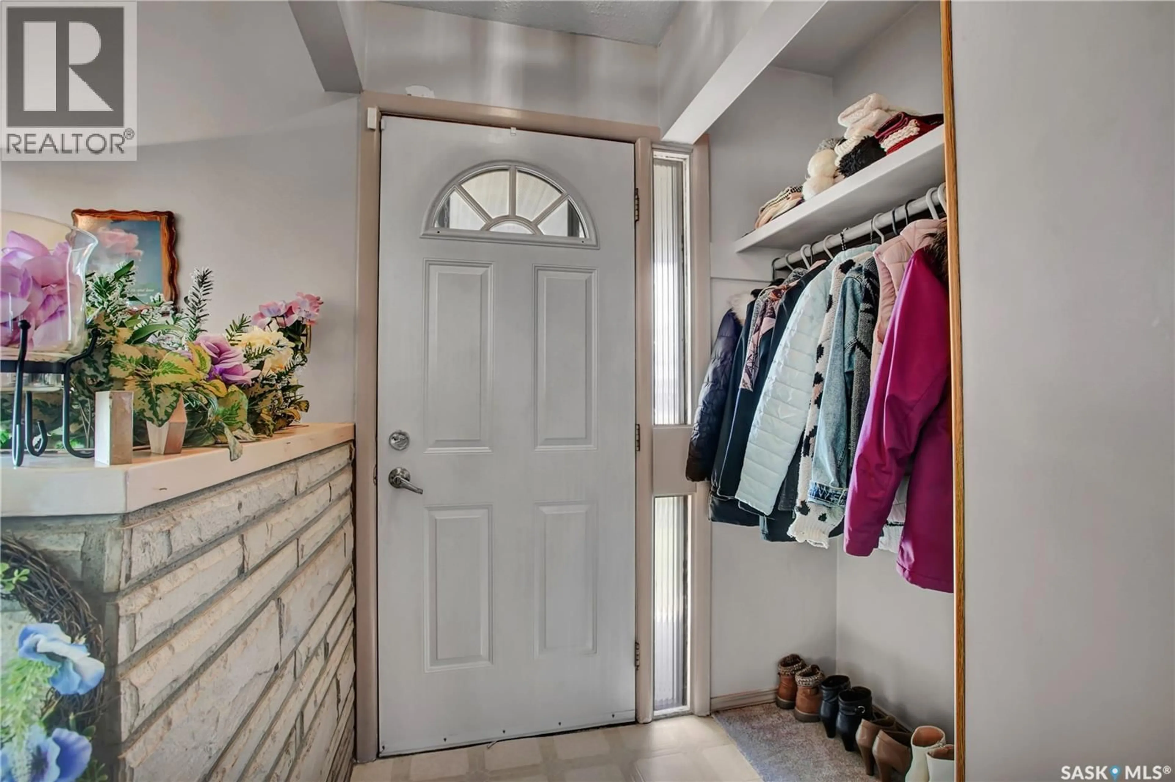 Indoor entryway for 314 U AVENUE, Saskatoon Saskatchewan S7L3C7