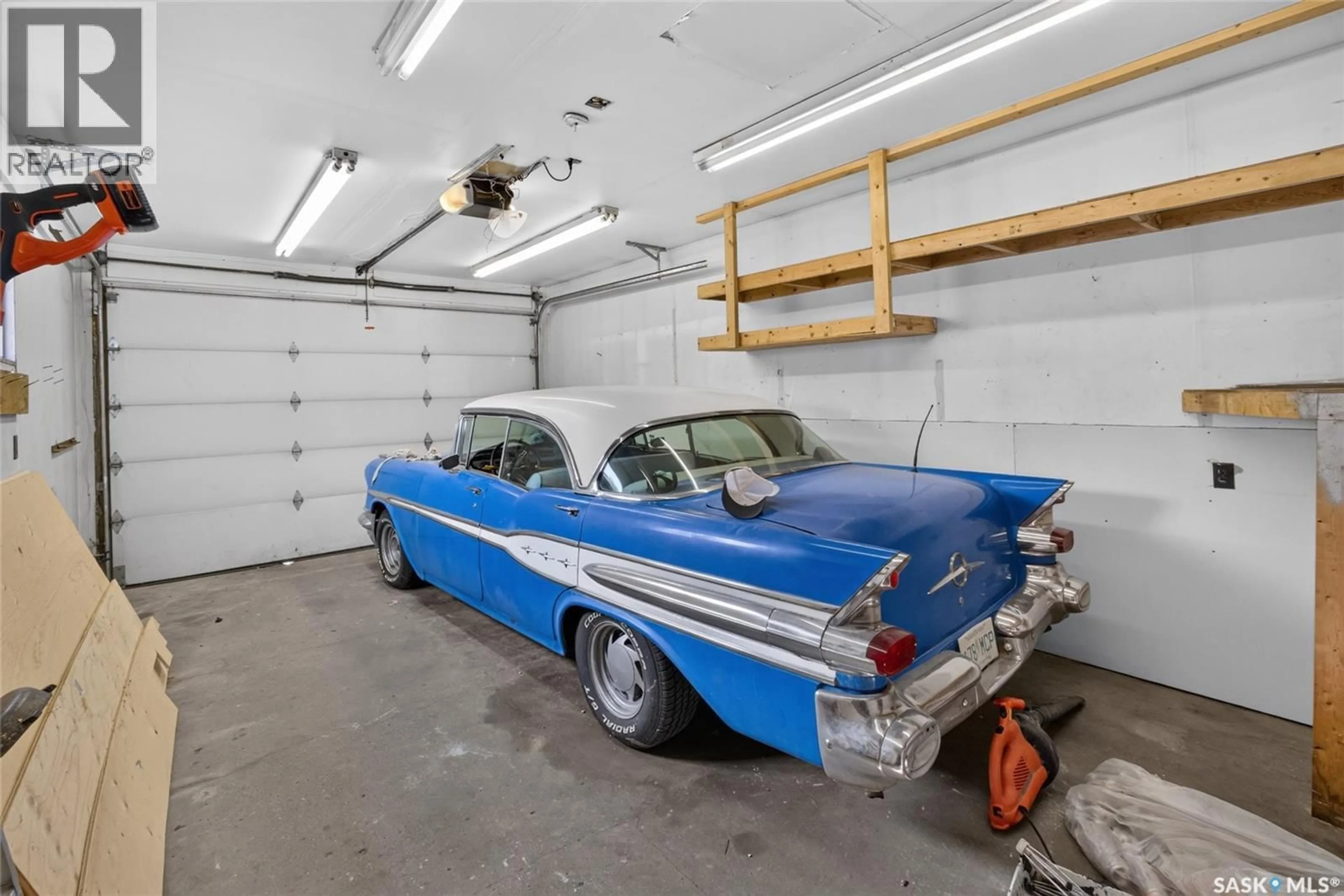 Indoor garage for 738 QUEEN STREET, Regina Saskatchewan S4T4A3