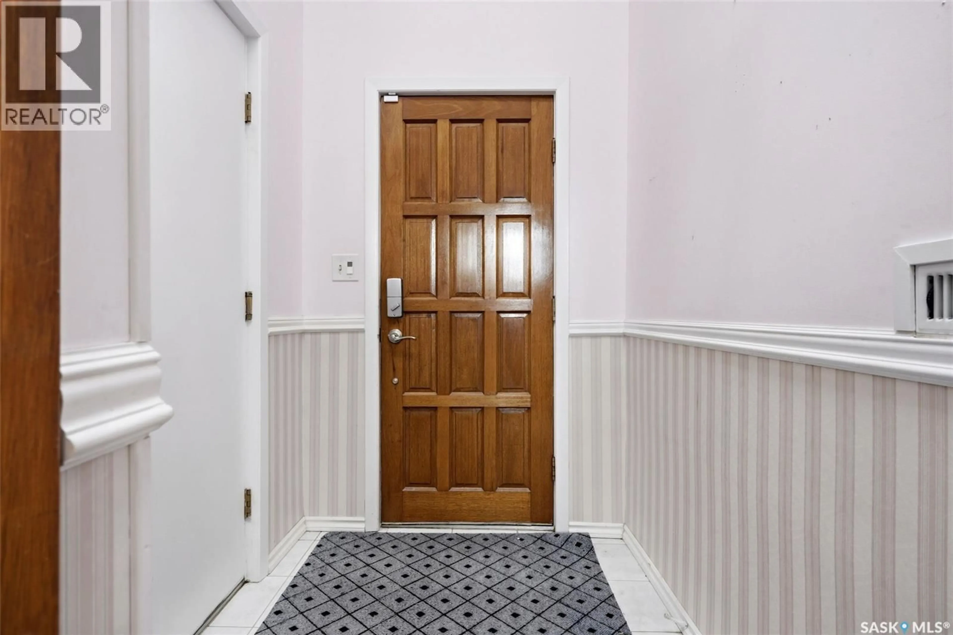 Indoor foyer for 2807 HOWELL DRIVE, Regina Saskatchewan S4N6G1