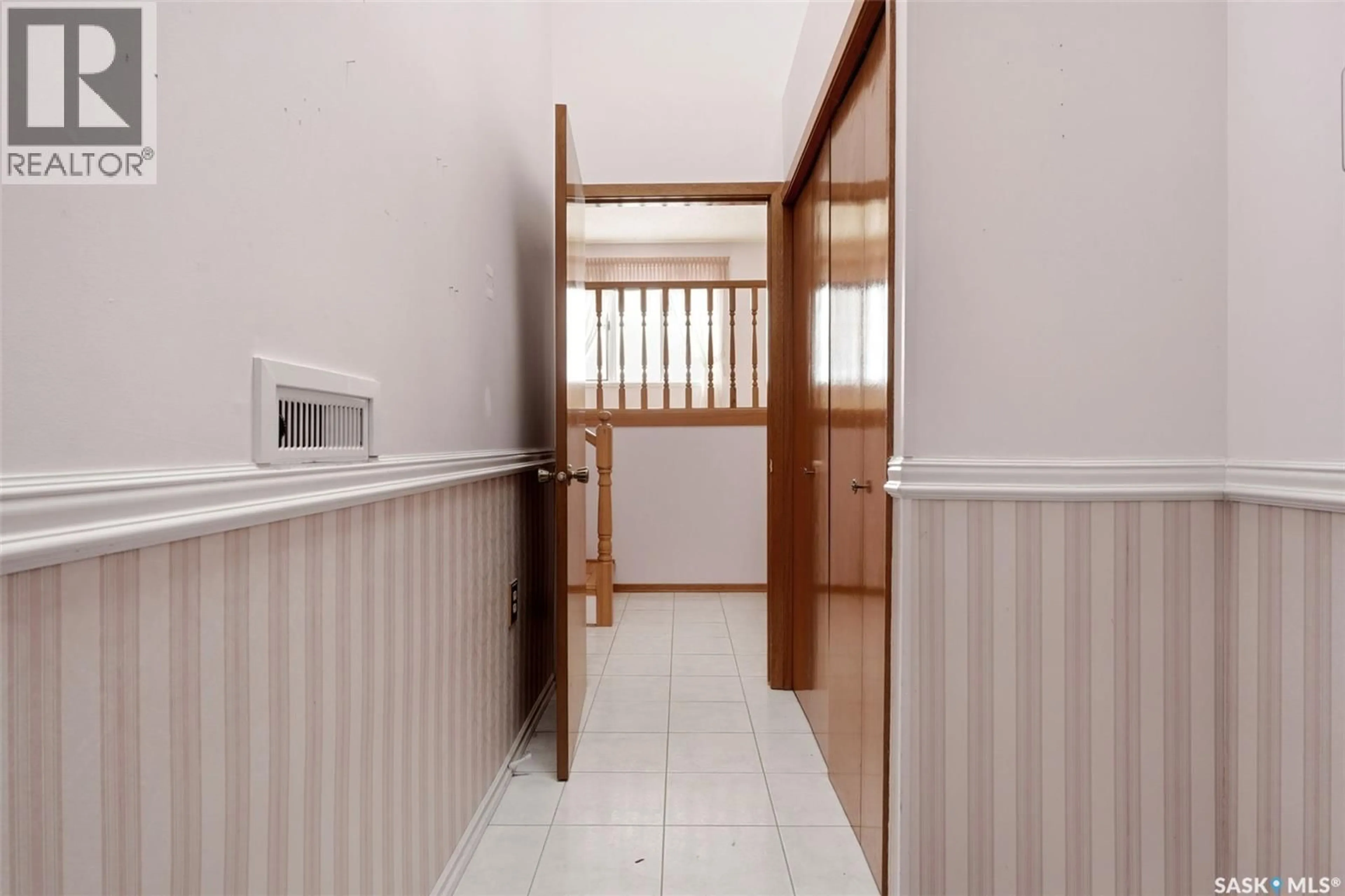 Indoor foyer for 2807 HOWELL DRIVE, Regina Saskatchewan S4N6G1