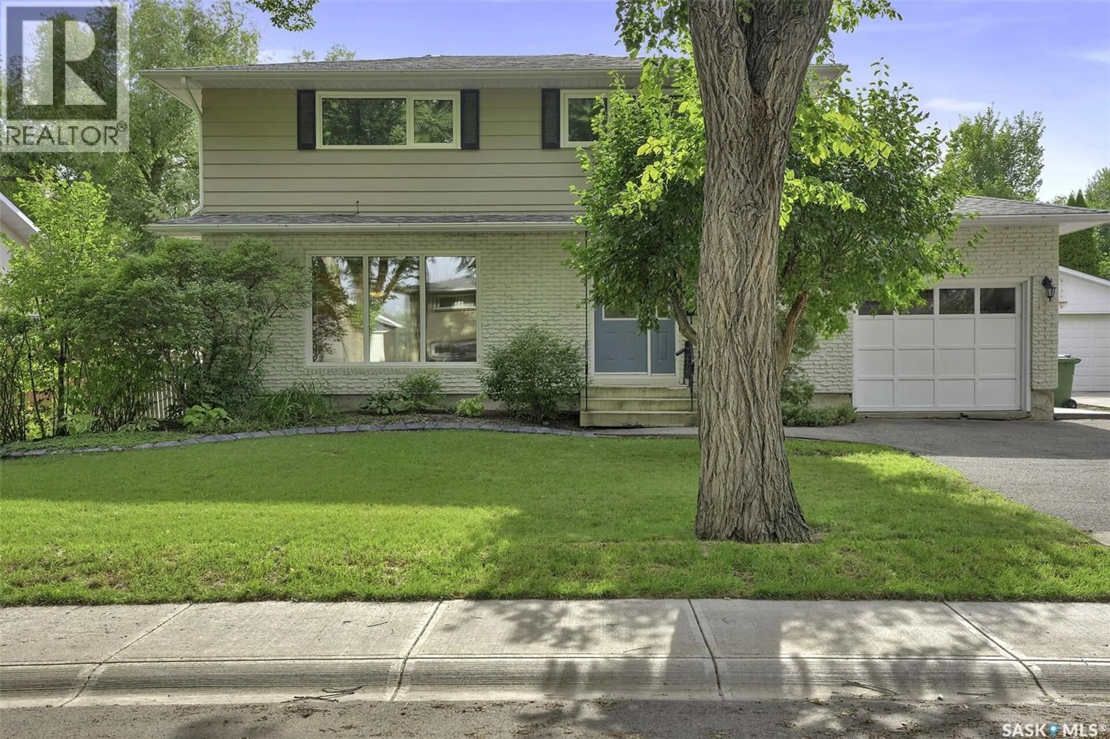 Home with vinyl exterior material, street for 95 DEERGROVE CRESCENT, Regina Saskatchewan S4S5M2
