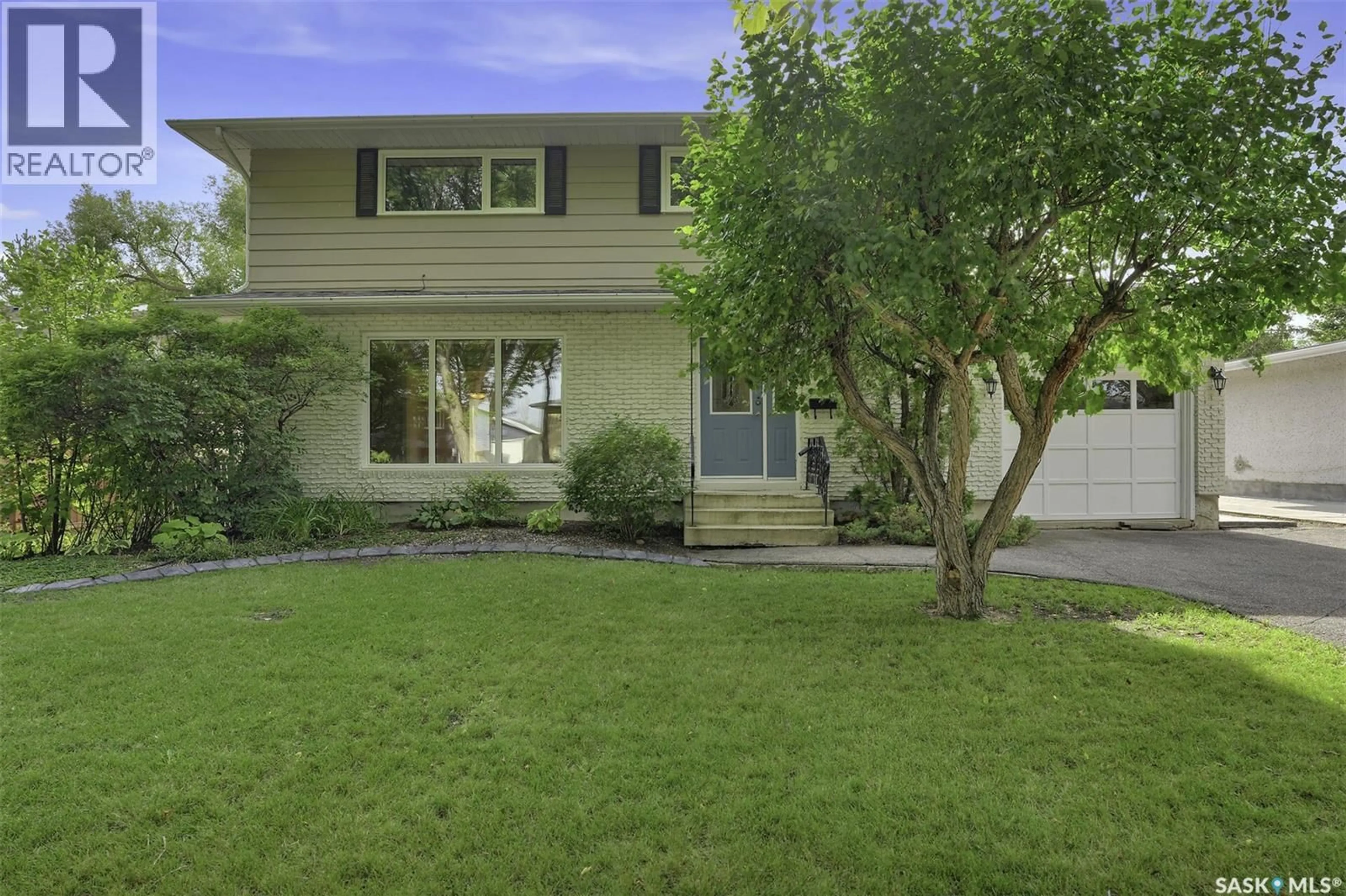 Home with vinyl exterior material, street for 95 DEERGROVE CRESCENT, Regina Saskatchewan S4S5M2