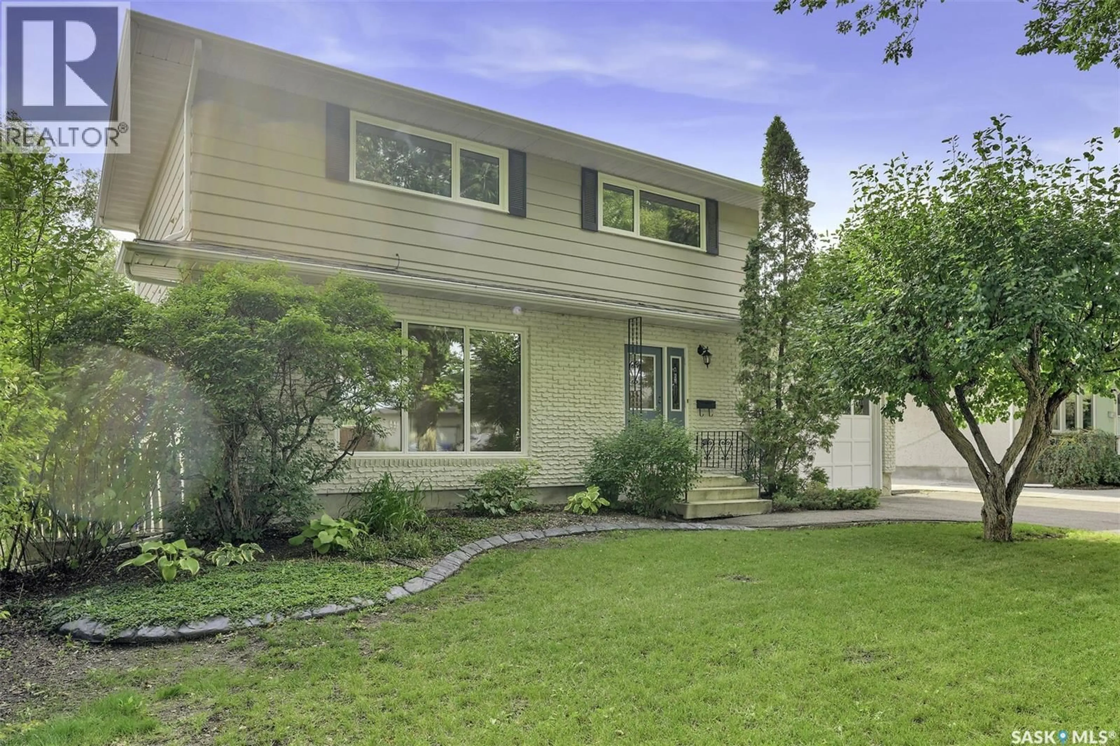 Home with vinyl exterior material, street for 95 DEERGROVE CRESCENT, Regina Saskatchewan S4S5M2