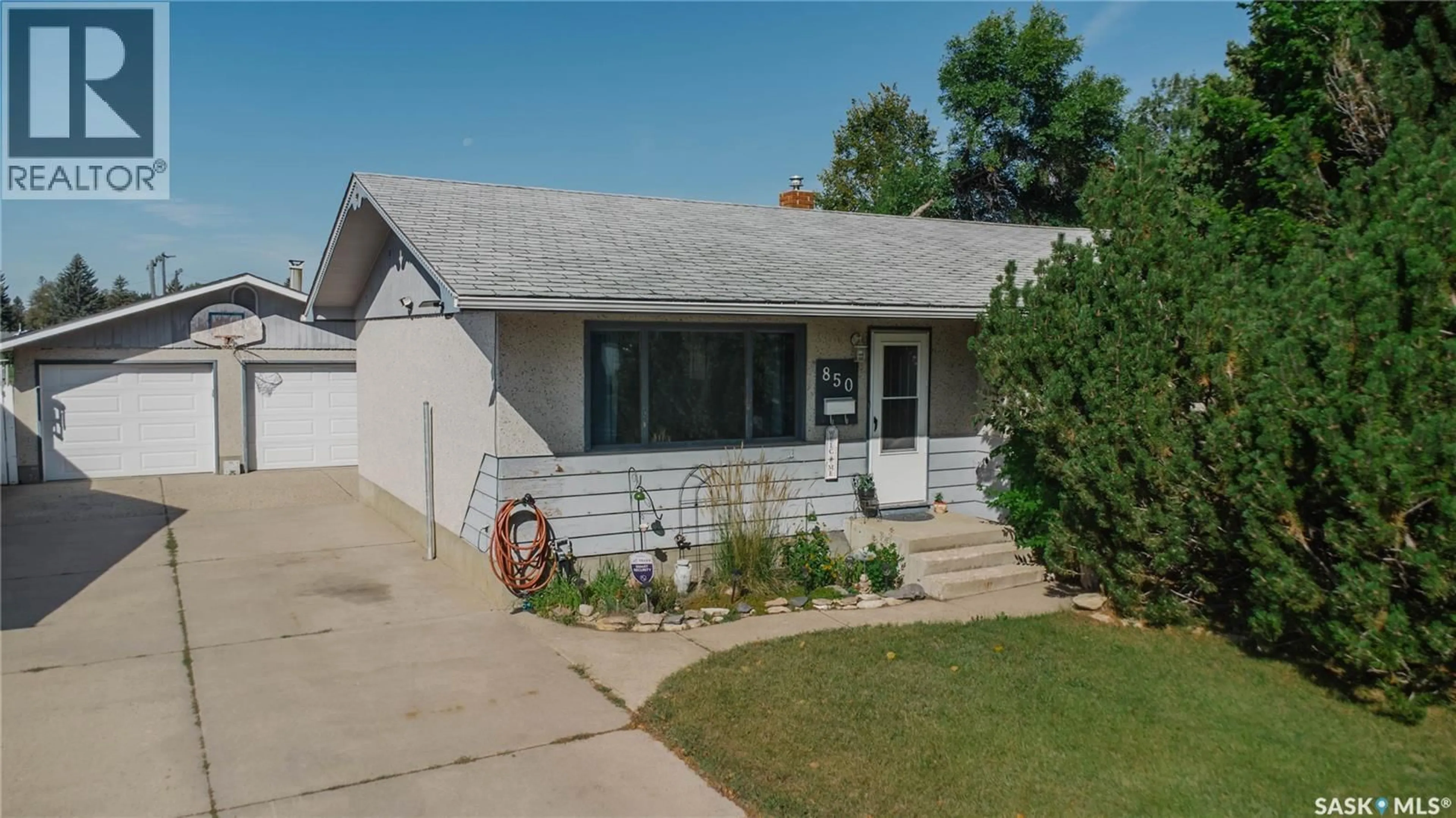 Home with vinyl exterior material, street for 850 EAST CENTRE, Saskatoon Saskatchewan S7J2Z7
